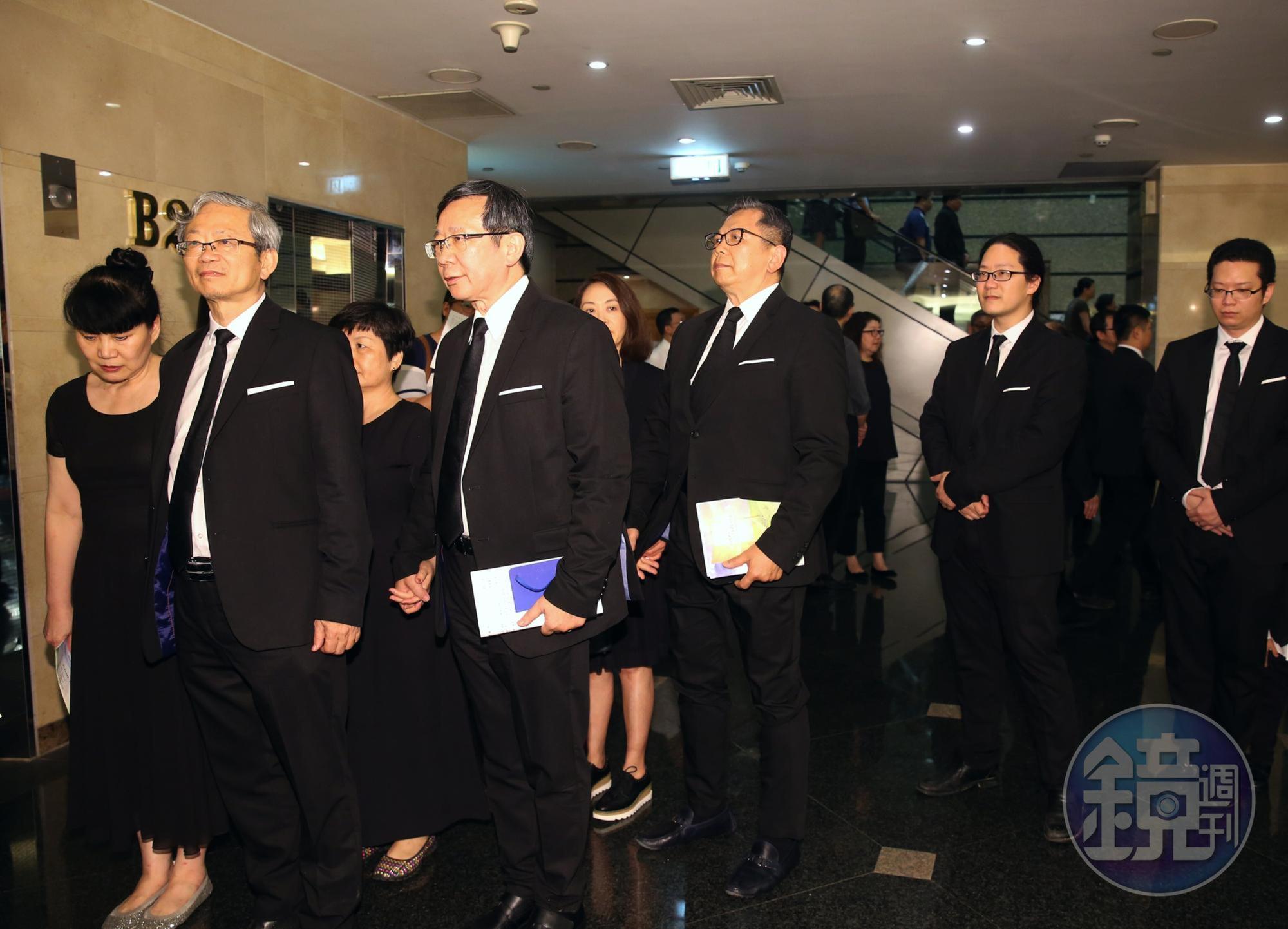 章民強子孫滿堂，家屬們今天也出席追思會。