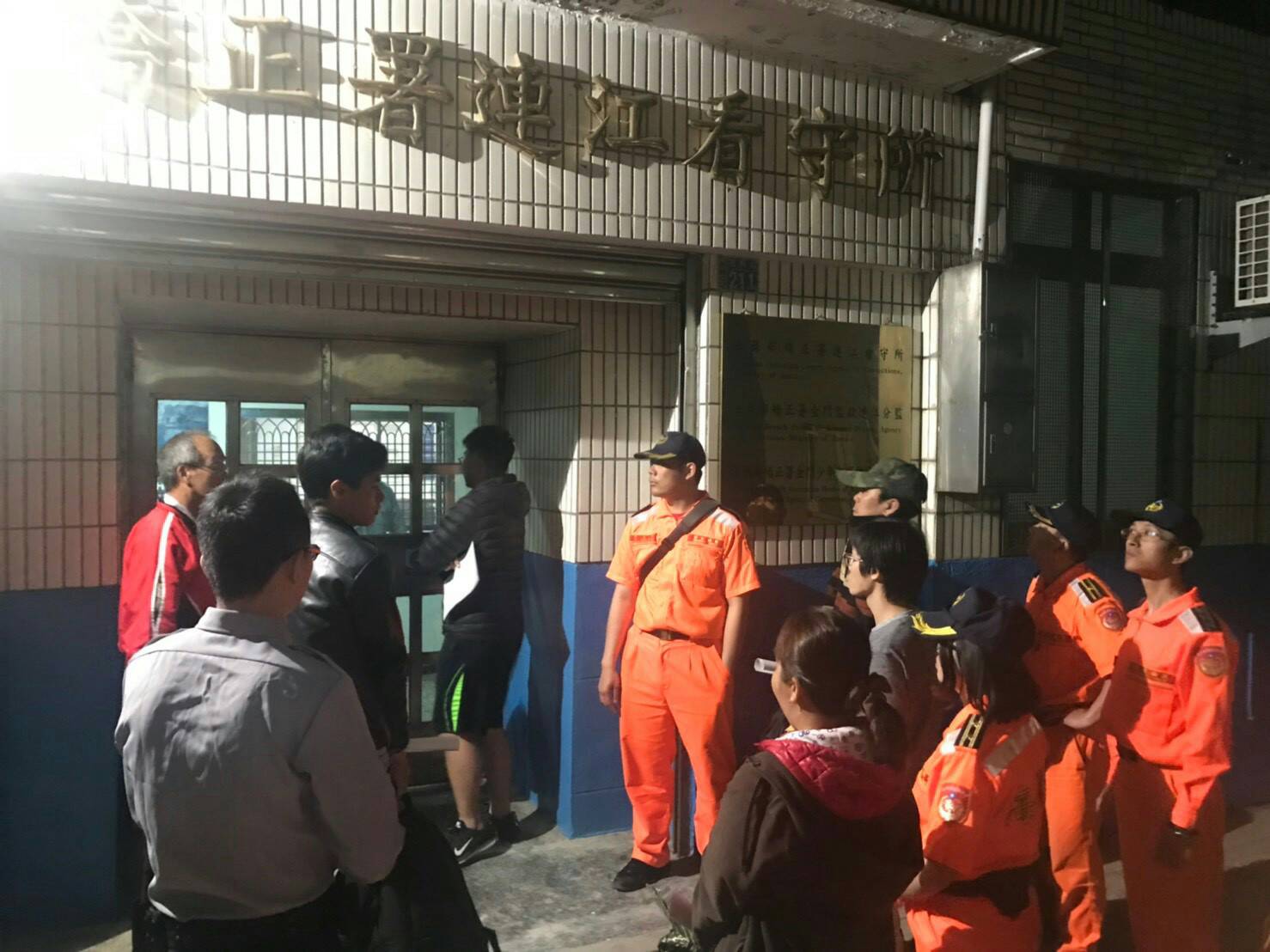 在台遭逮捕的犯嫌連夜由海巡船艦押返馬祖。（翻攝畫面）