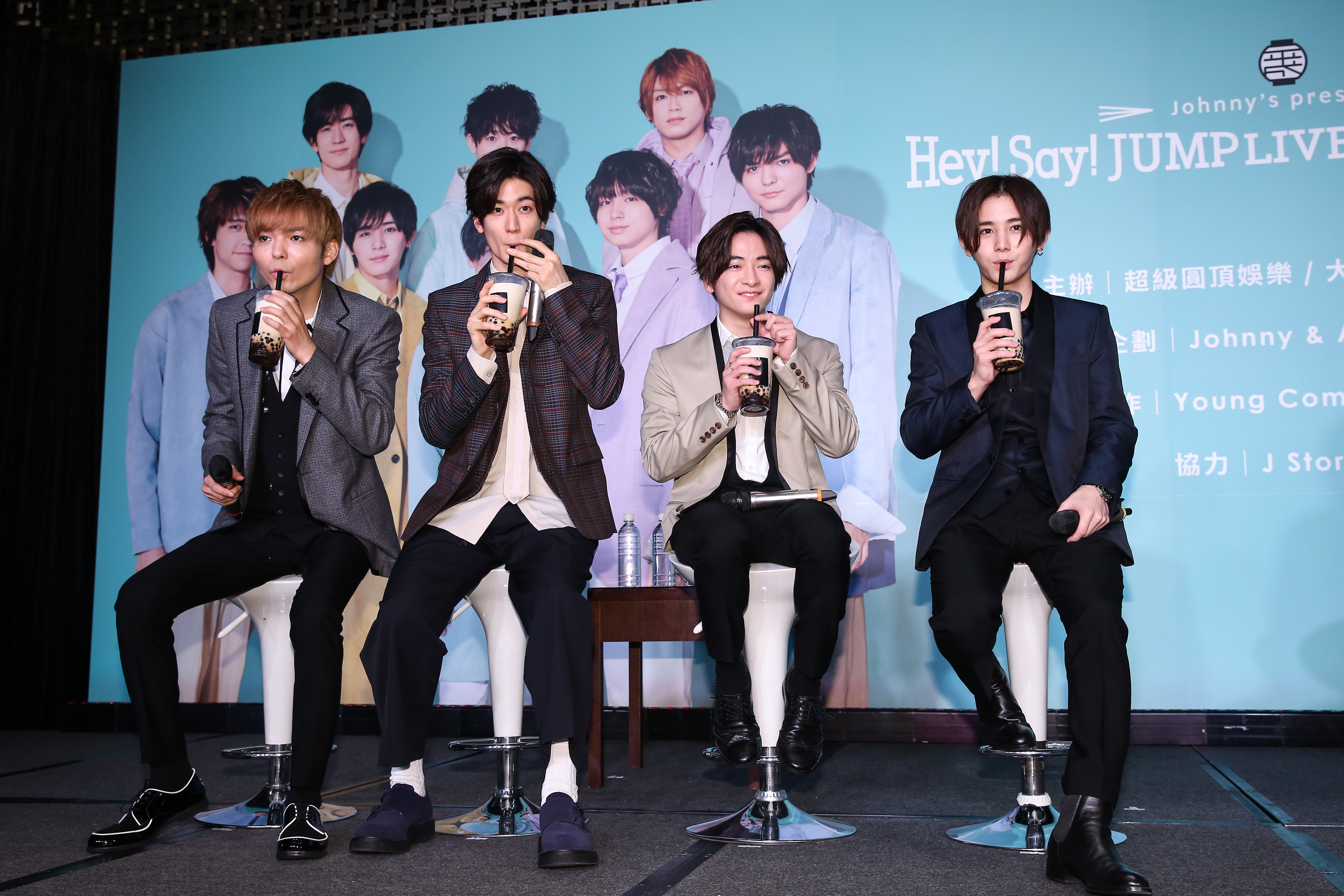 日本傑尼斯男團HEY! SAY! JUMP成員藪宏太、中島裕翔、知念侑李與山田涼介喝黑糖珍奶超開心,笑說會不會有廠商來找他們代言。
