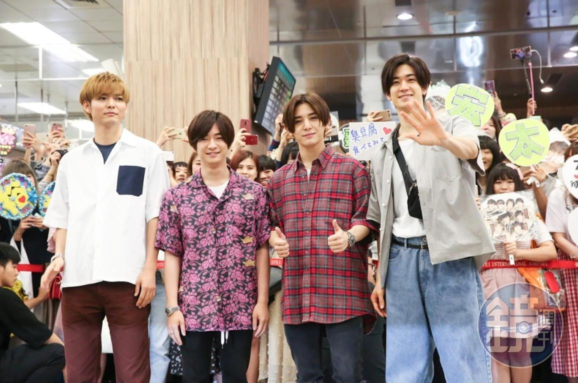 日本傑尼斯男團HEY! SAY! JUMP成員藪宏太、知念侑李、山田涼介、與中島裕翔今(14日)抵達松山機場,有上百位粉絲熱情接機。