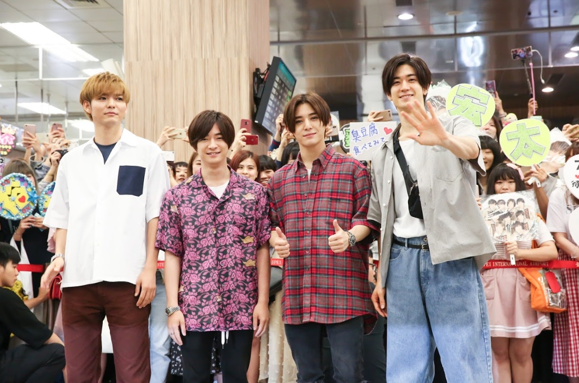 日本傑尼斯男團HEY! SAY! JUMP成員藪宏太、知念侑李、山田涼介、與中島裕翔今（14日）抵達松山機場，有上百位粉絲熱情接機。