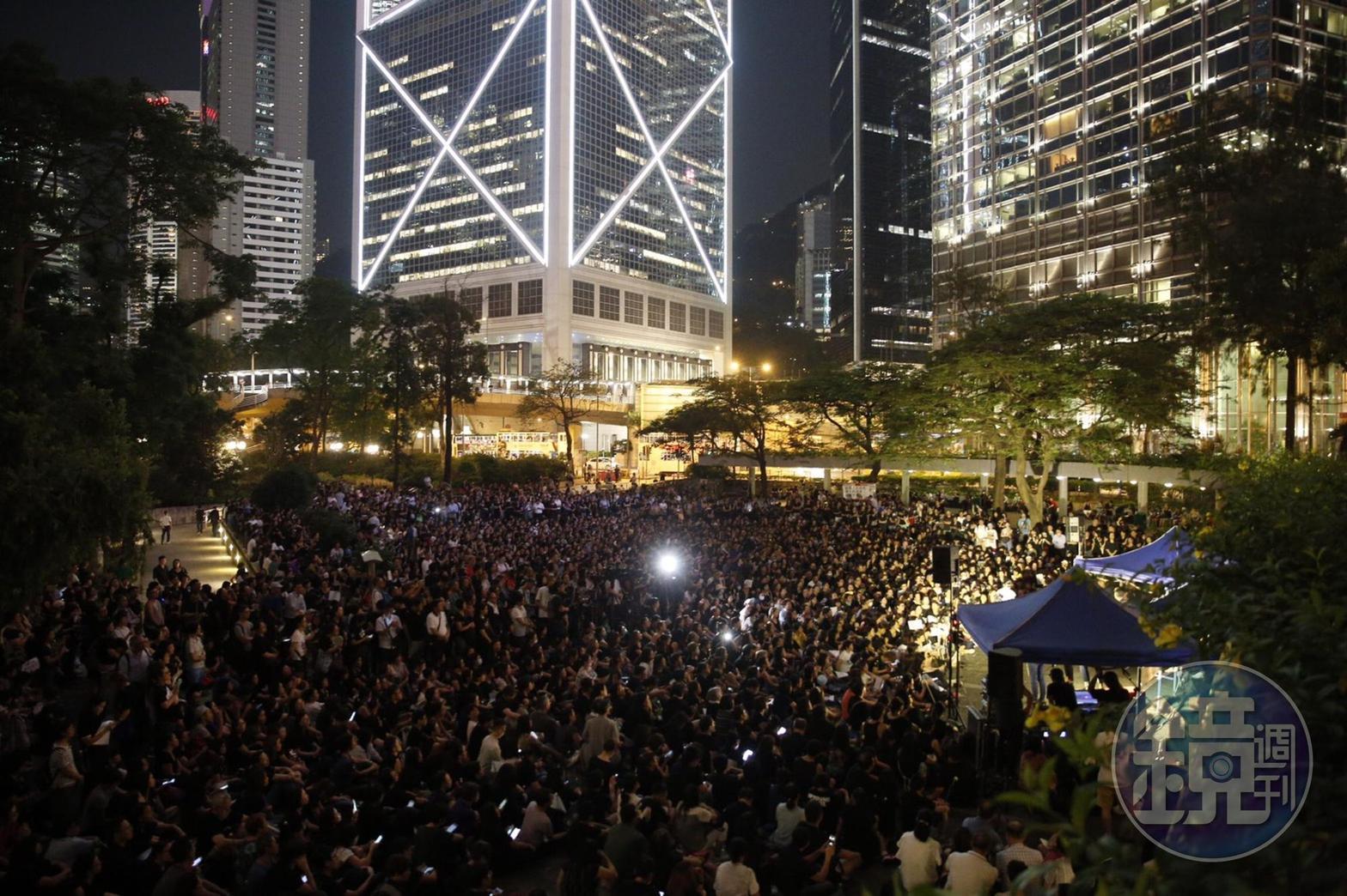 主辦單位稱今晚參與集會人數約6,000人。