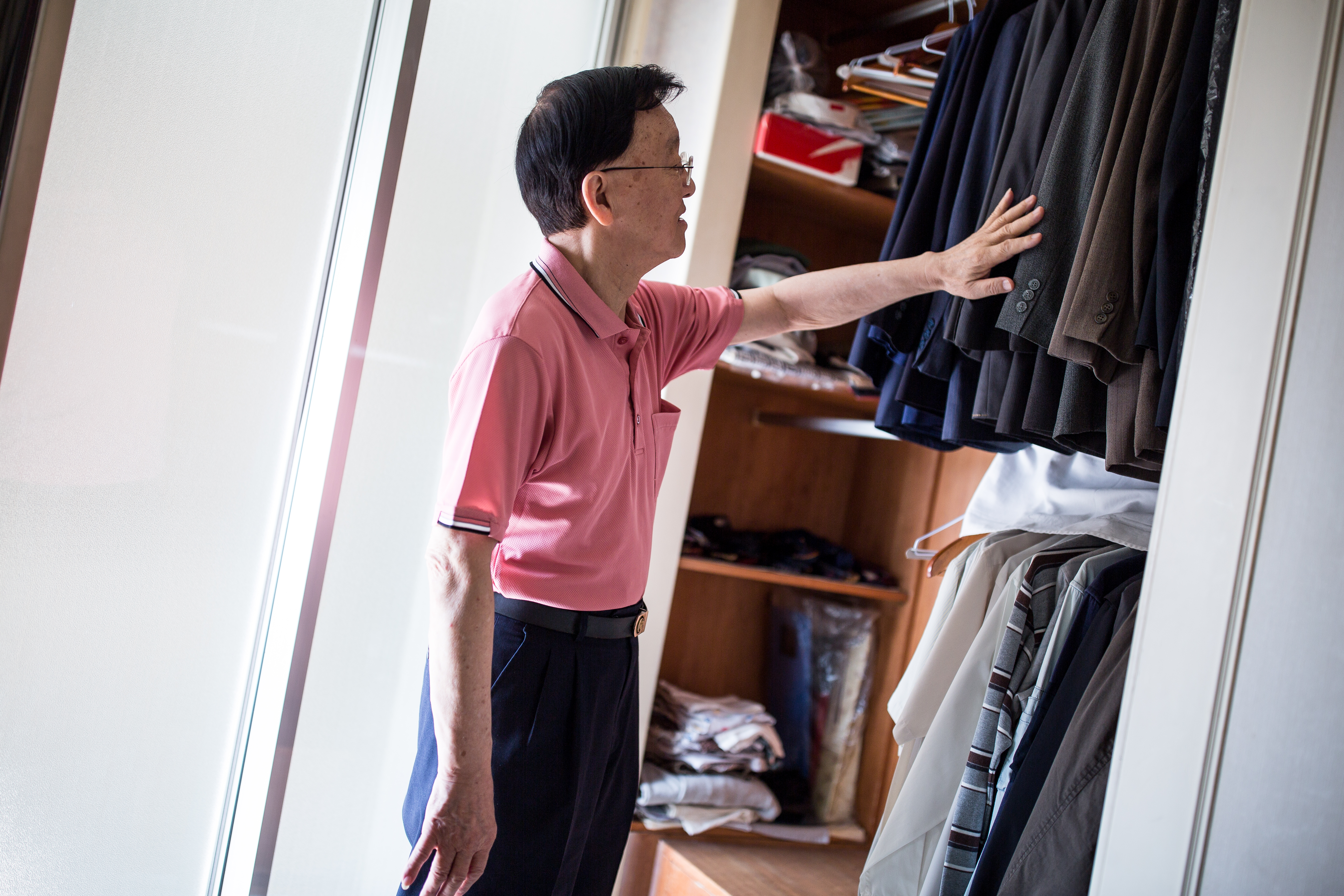 打開盛竹如的衣櫃，雖然他叱吒台灣電視圈，年薪一度高達千萬，但衣服數量真的很少。