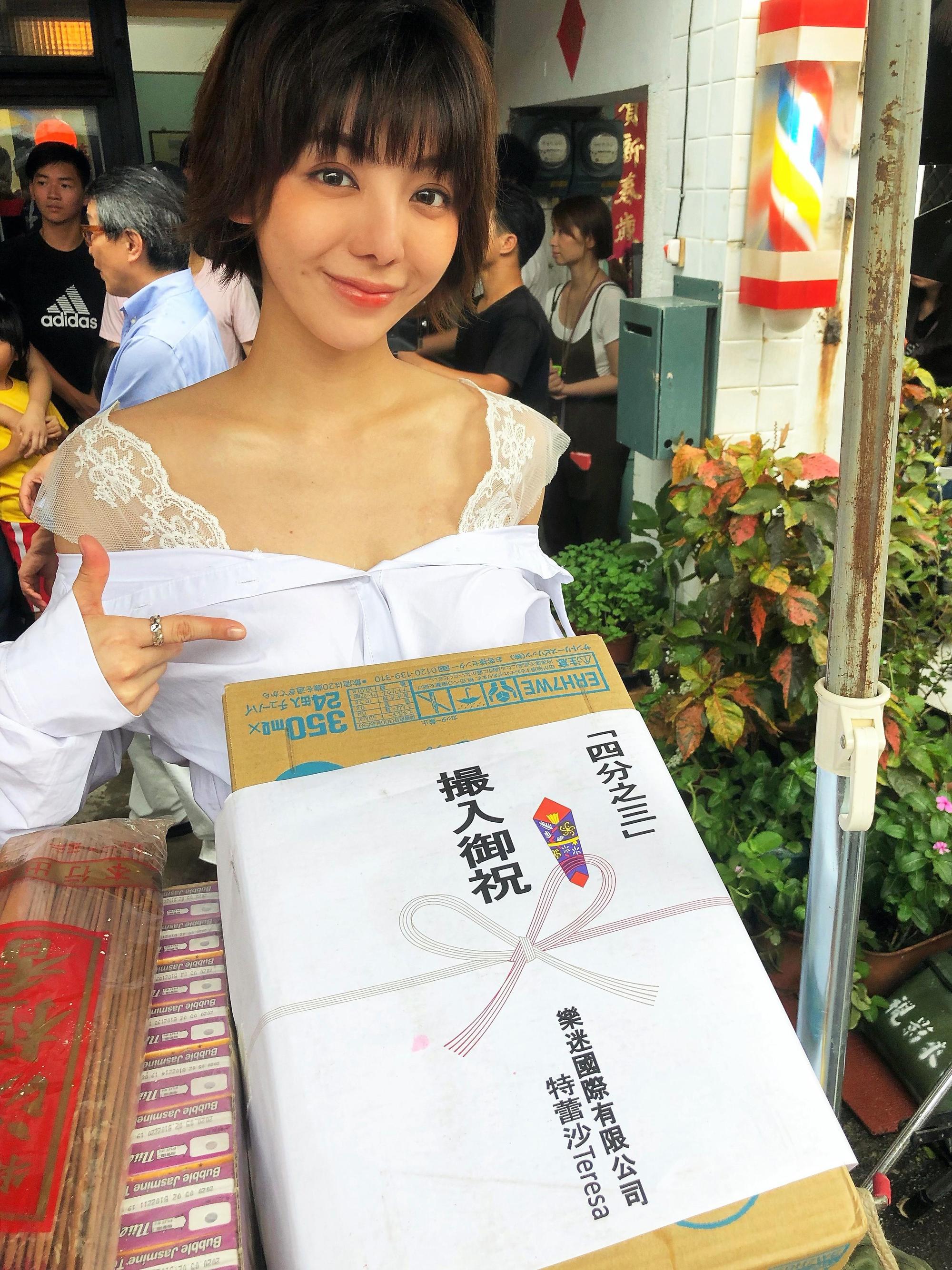 特蕾沙循日本開鏡傳統禮送上啤酒預祝開鏡順利。(樂迷國際提供)