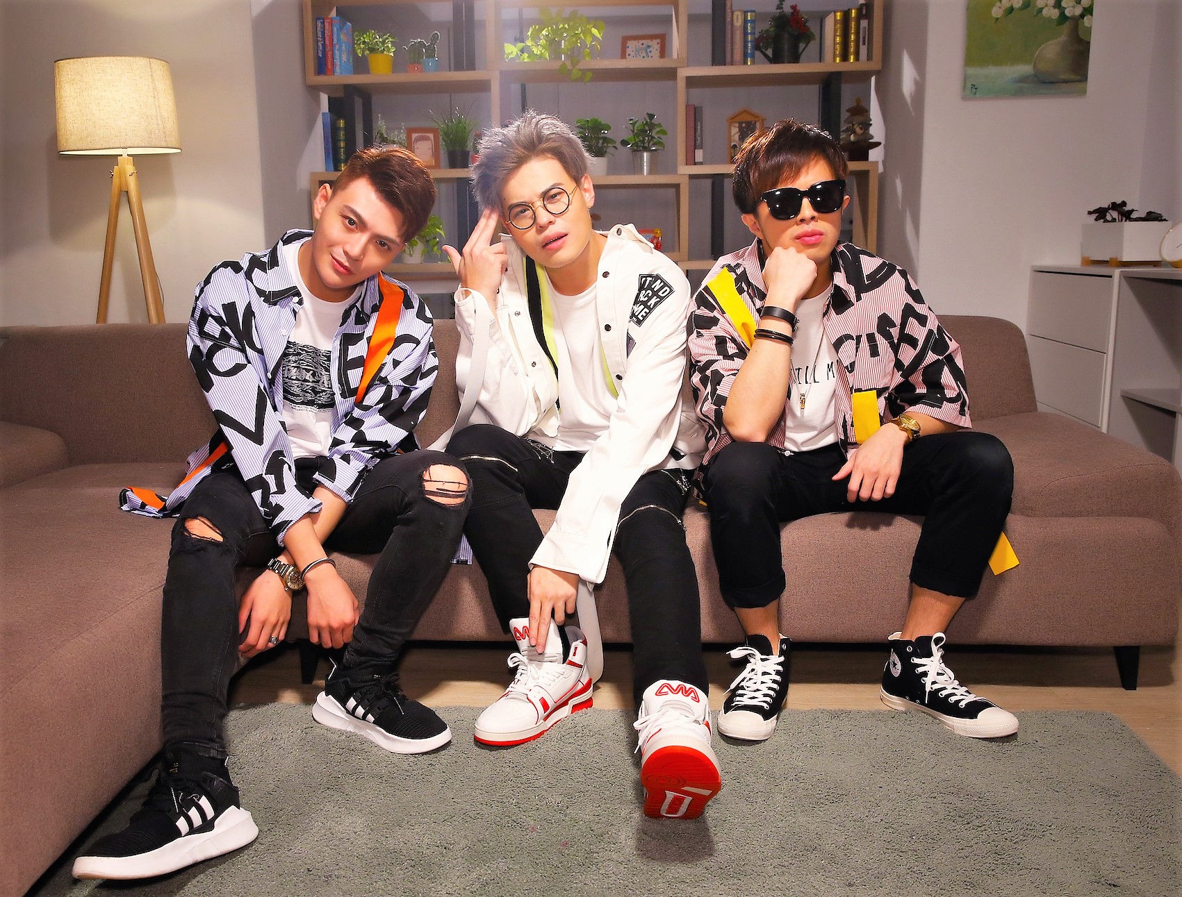 聖結石（中）與「胡鬧一番」凱開（右）YuYu（左）合作單曲《你的潔癖》。（Webtvasia提供）