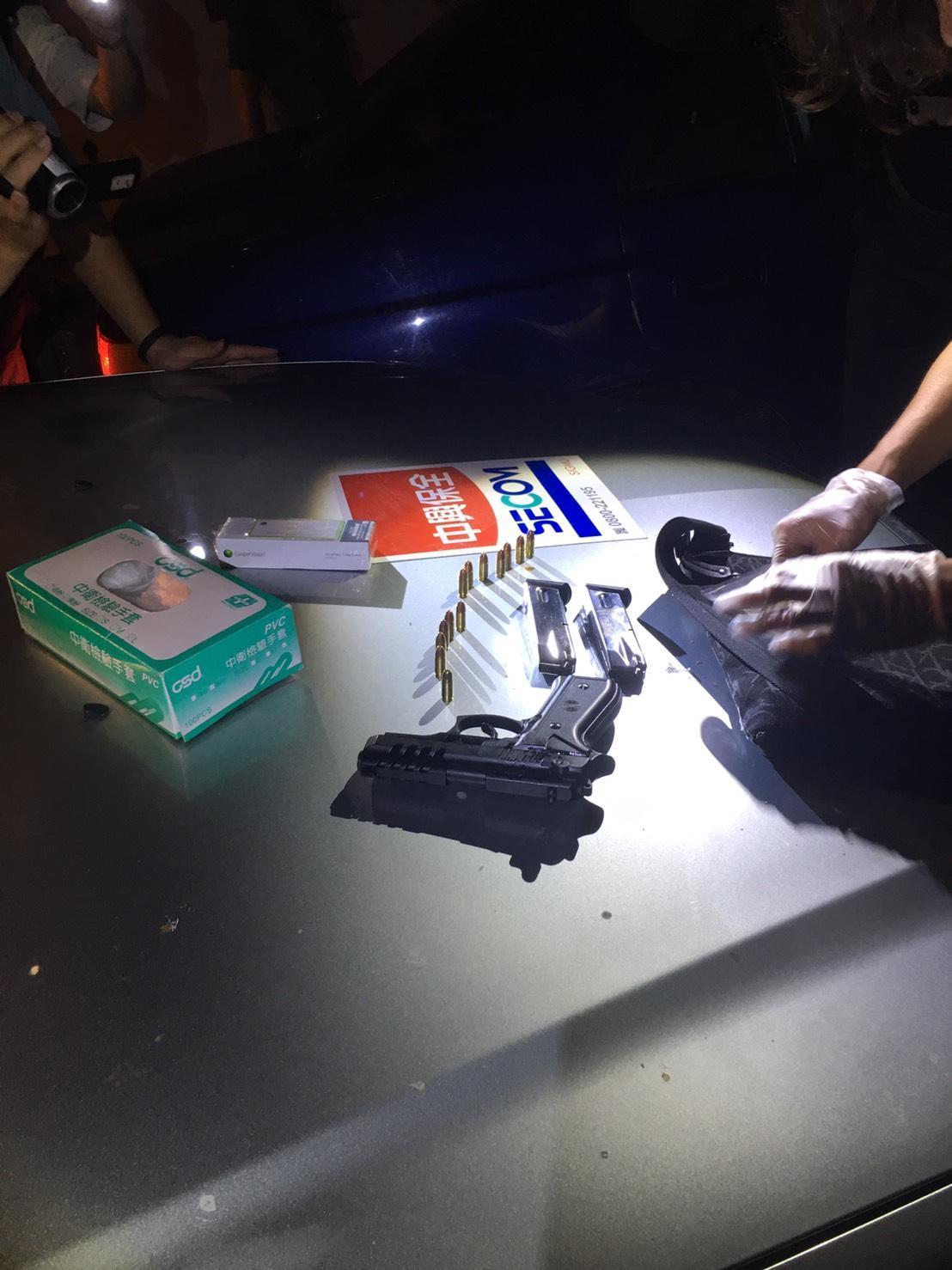 警方在梅嫌座車上起出行兇槍枝和子彈。（翻攝畫面）
