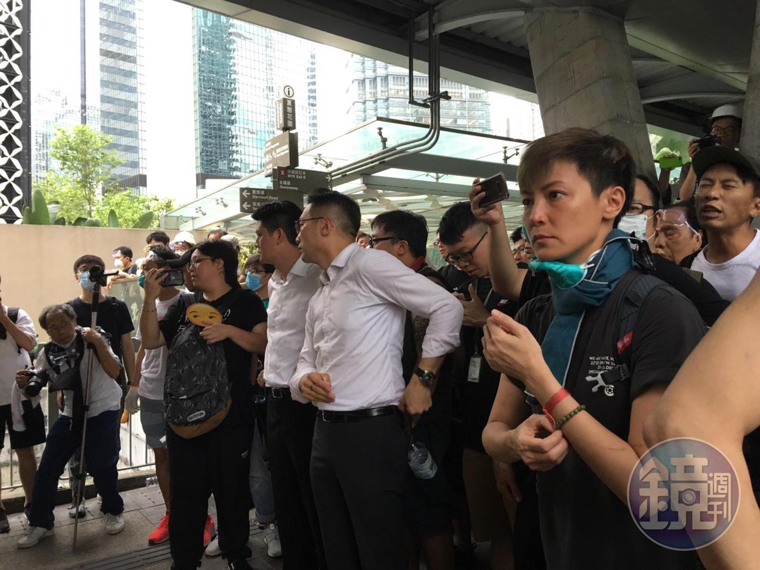 何韻詩(前右)6月12日於天橋上阻擋警察。(曾芷芸攝)