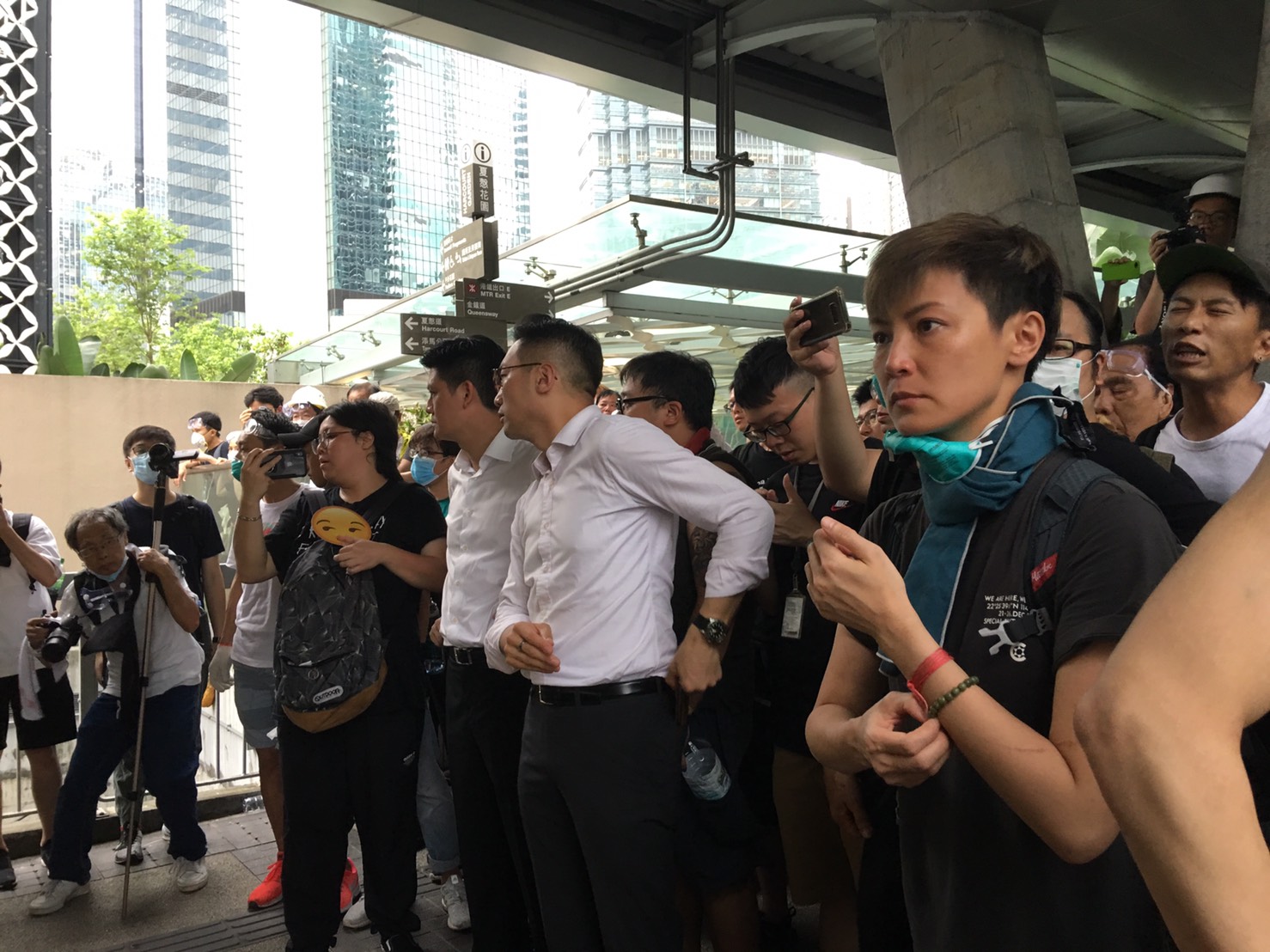 何韻詩（前右）6月12日於天橋上阻擋警察。（曾芷芸攝）