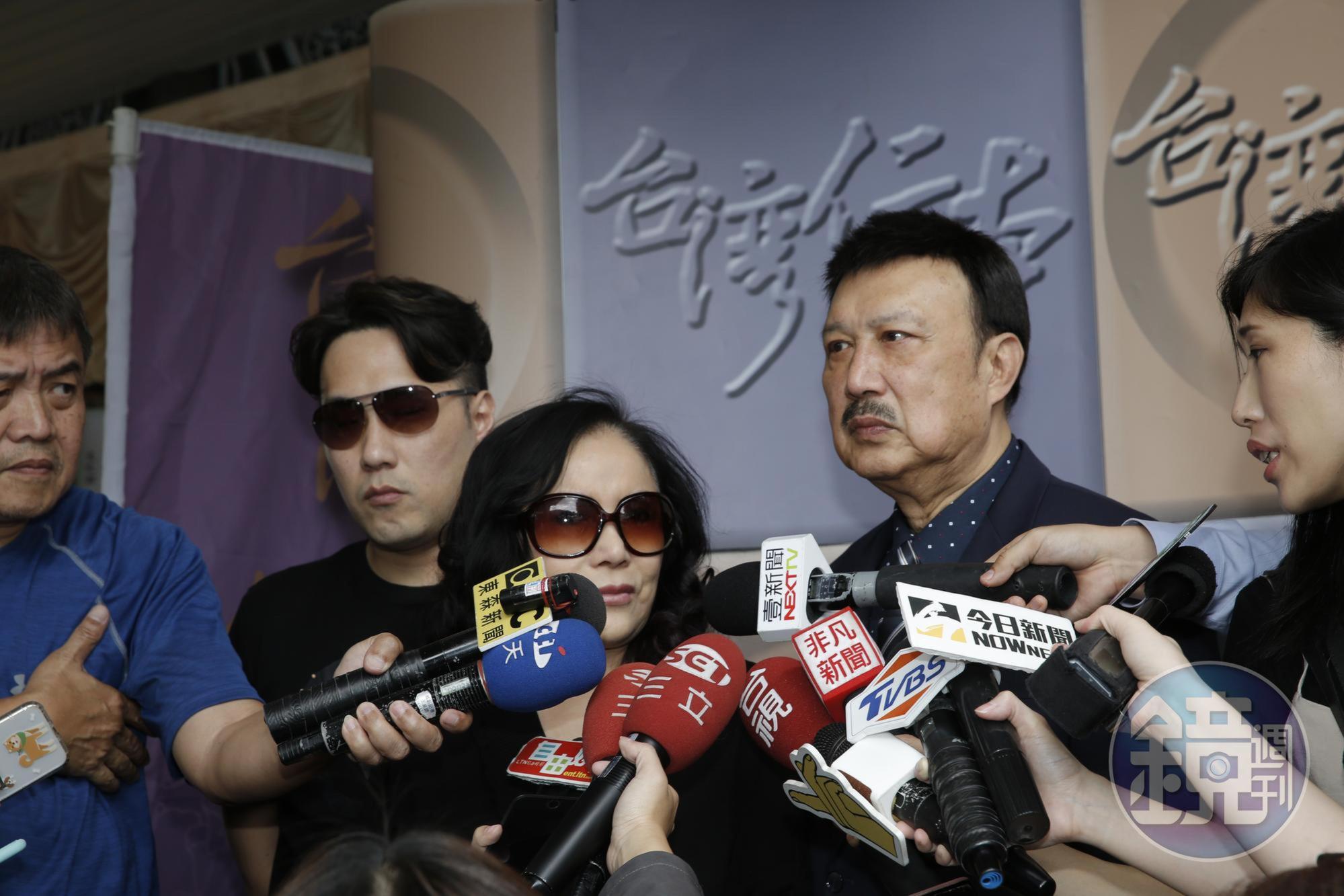 余天帶妻子李亞萍與兒子余祥銓一起來送別賀一航。