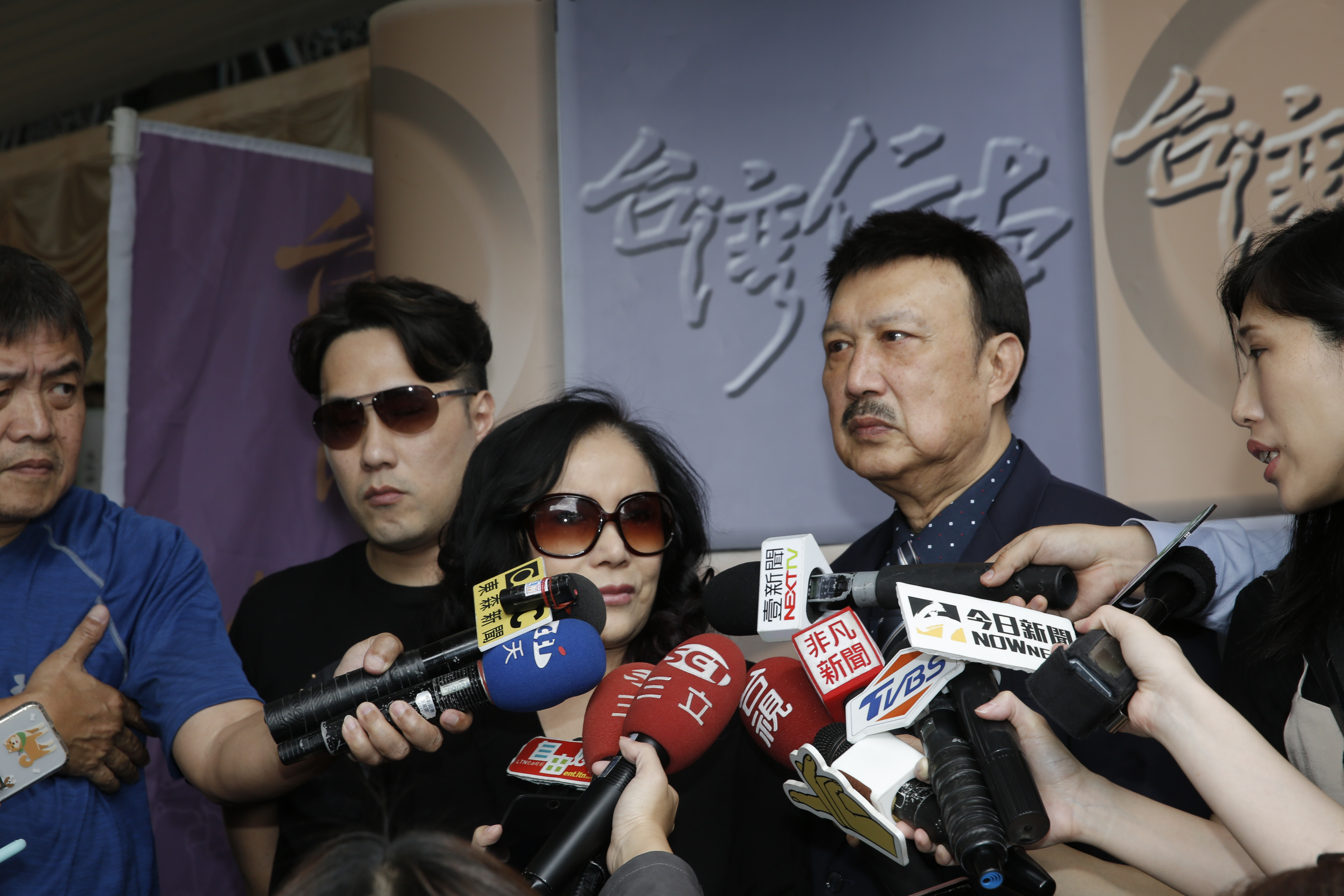 余天帶妻子李亞萍與兒子余祥銓一起來送別賀一航。