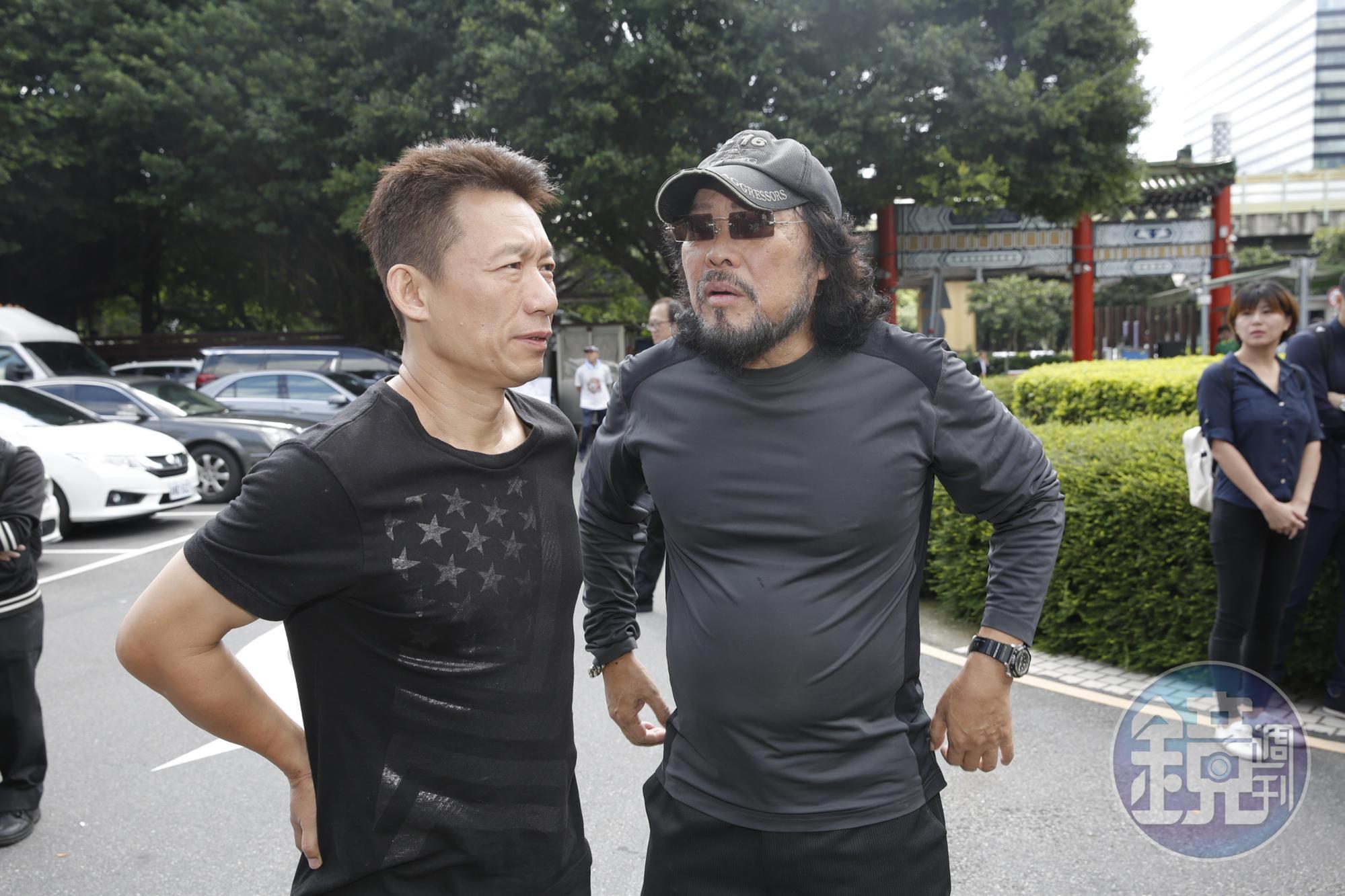 張菲透露賀一航年輕時瞎掰理由請假，且在對方開疝氣手術時故意講笑話害他傷口痛，留下的是淚中帶笑的回憶。
