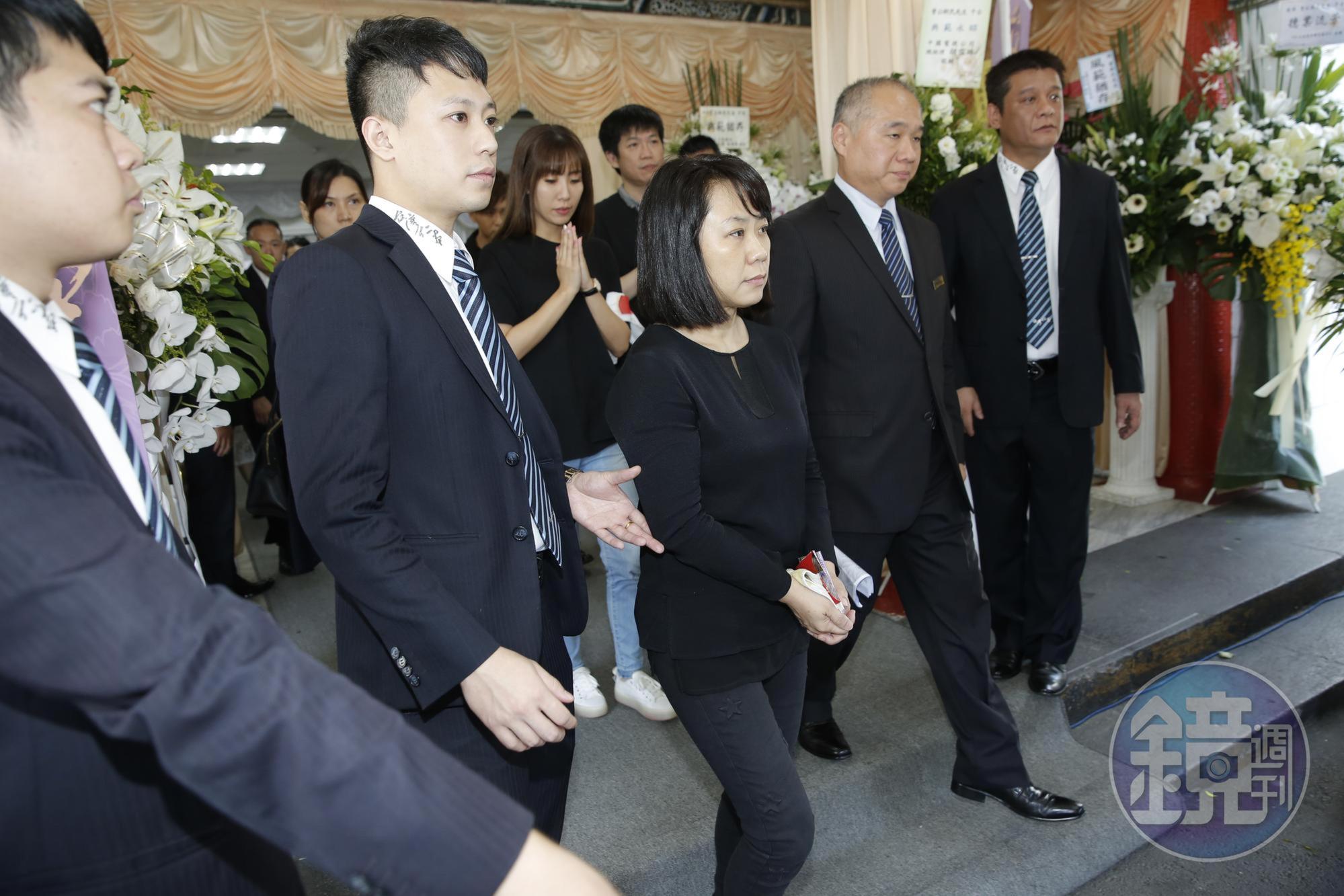 賀一航的遺孀Judy在告別式後情緒已稍恢復，哀傷地步出靈堂。