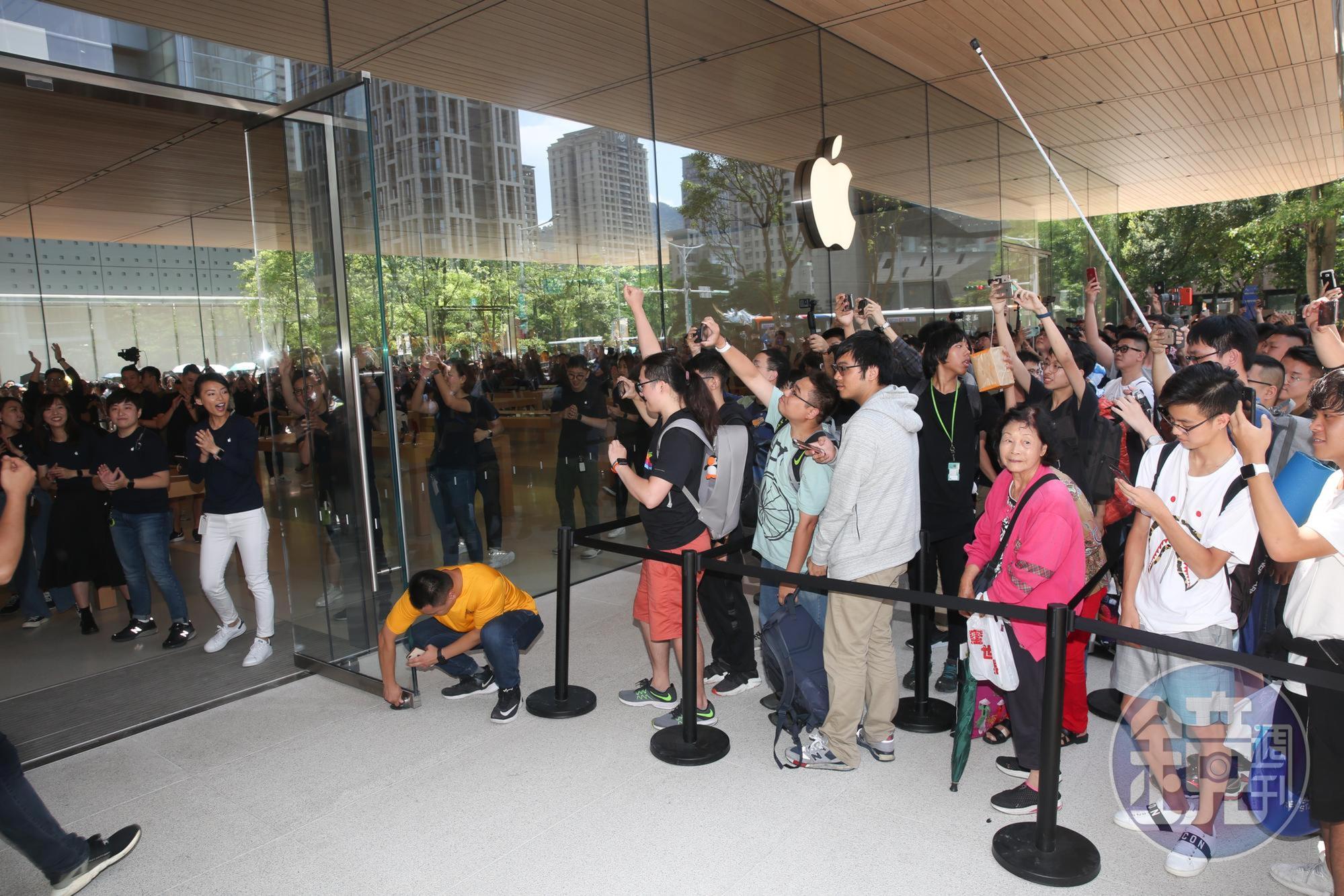 Apple Store獨棟旗艦店今開幕，距離早上10點開店前吸引超過1500名果粉排隊。