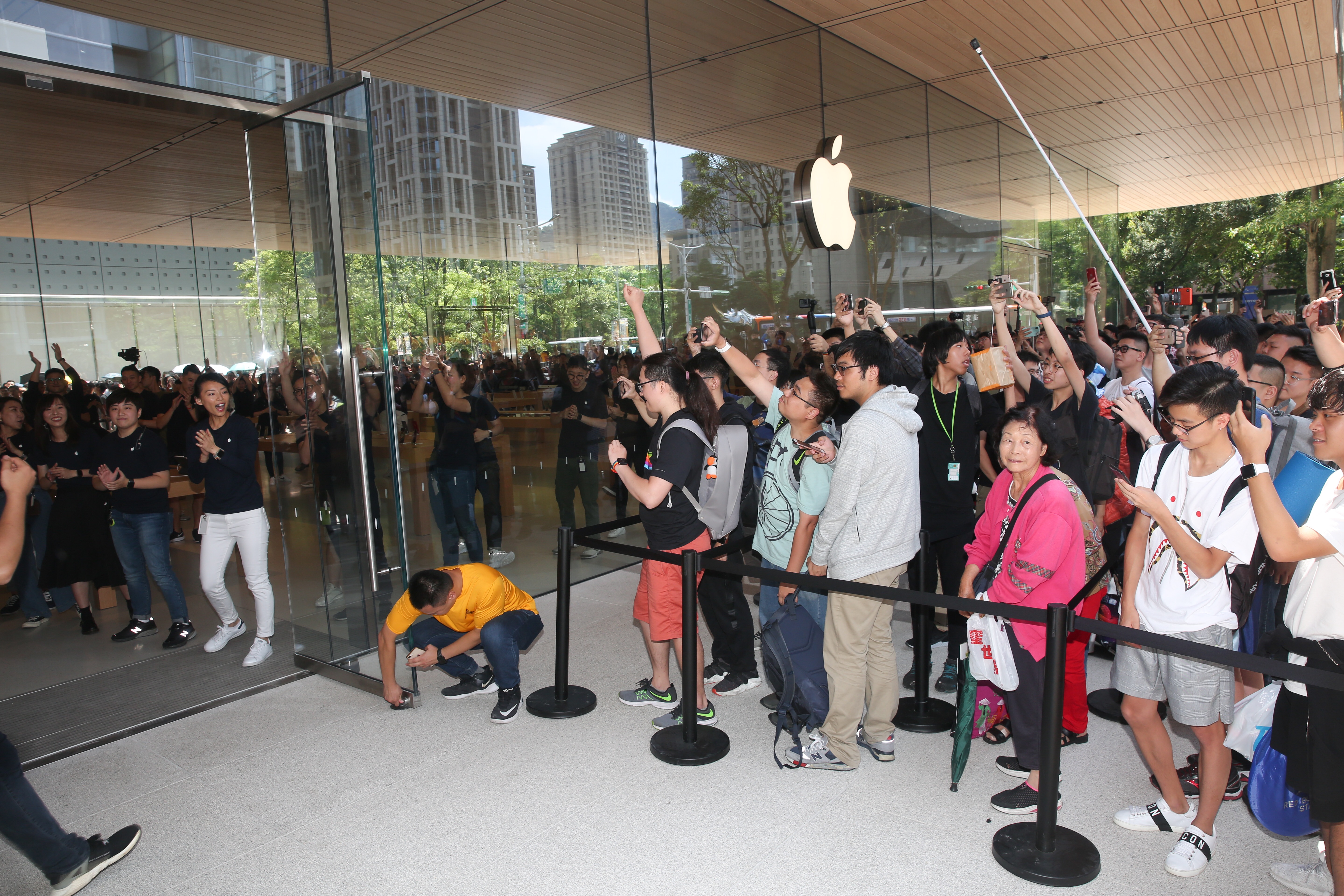 Apple Store獨棟旗艦店今開幕，距離早上10點開店前吸引超過1500名果粉排隊。