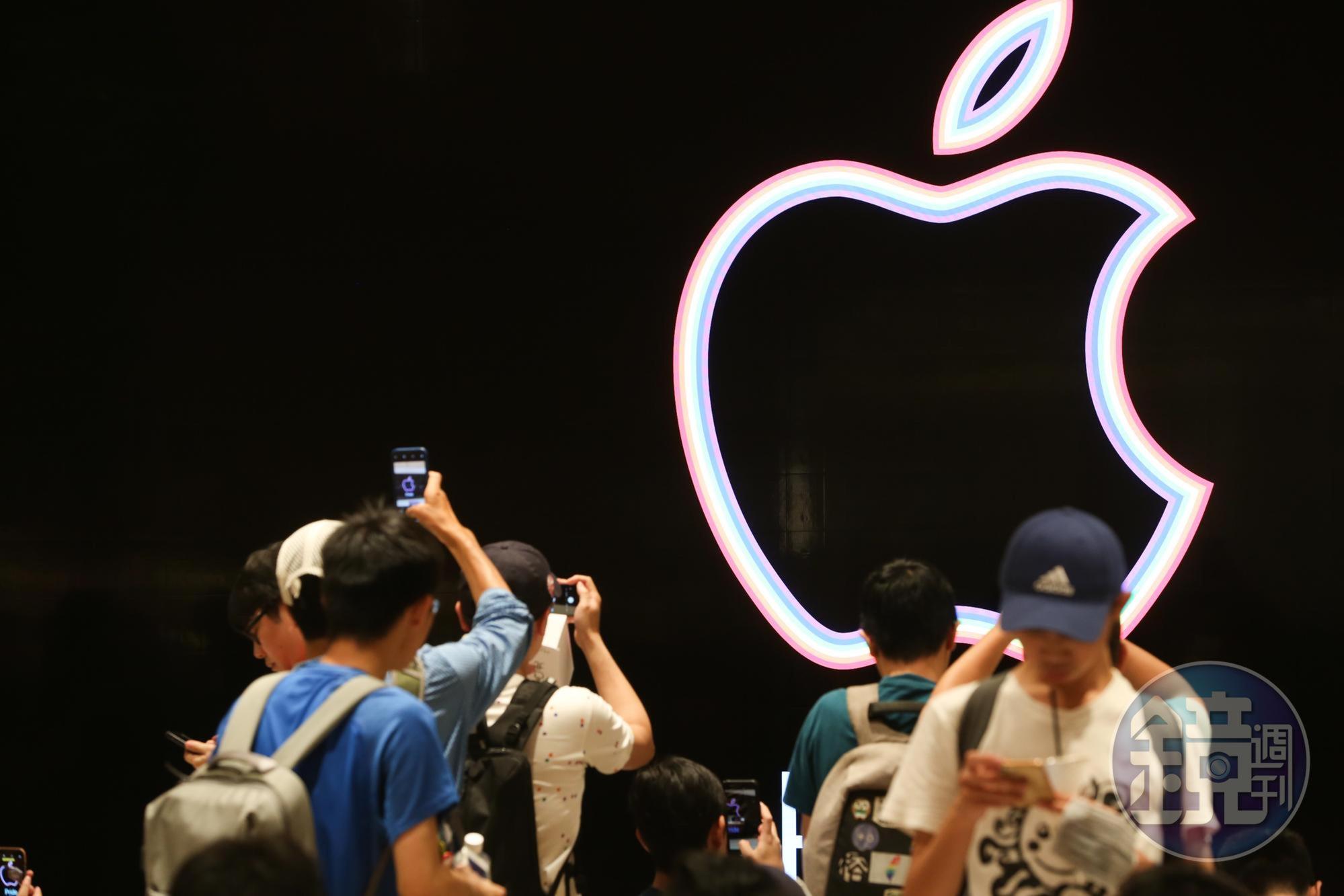 「Apple 信義 A13」是台灣首家獨棟Apple Store旗艦店。