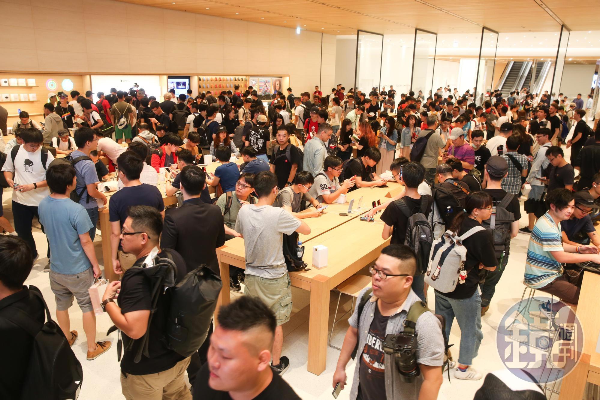 「Apple 信義 A13」是蘋果在全球地區第506家店，以上下兩層樓展廳形式設計。