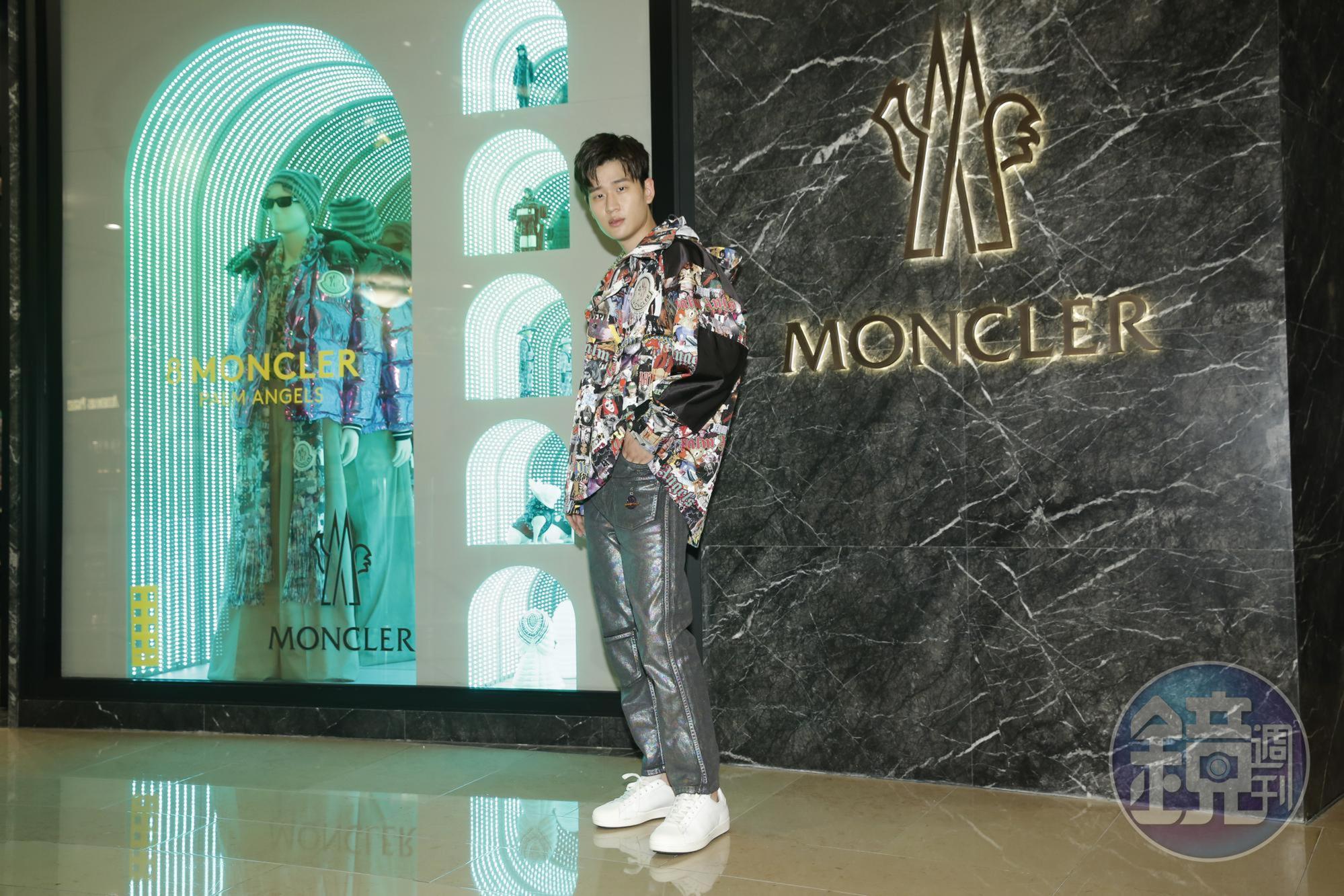 周興哲穿著8 MONCLER PALM ANGELS塗鴉印花夾克NT$58,500、黑色Logo上衣NT$18,500、金屬光黑色直筒長褲NT$13,600。
