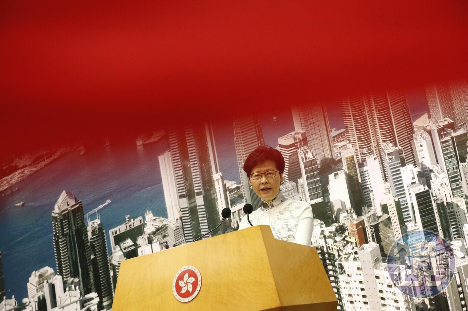 香港特首林鄭月娥宣布暫緩修訂《逃犯條例》。