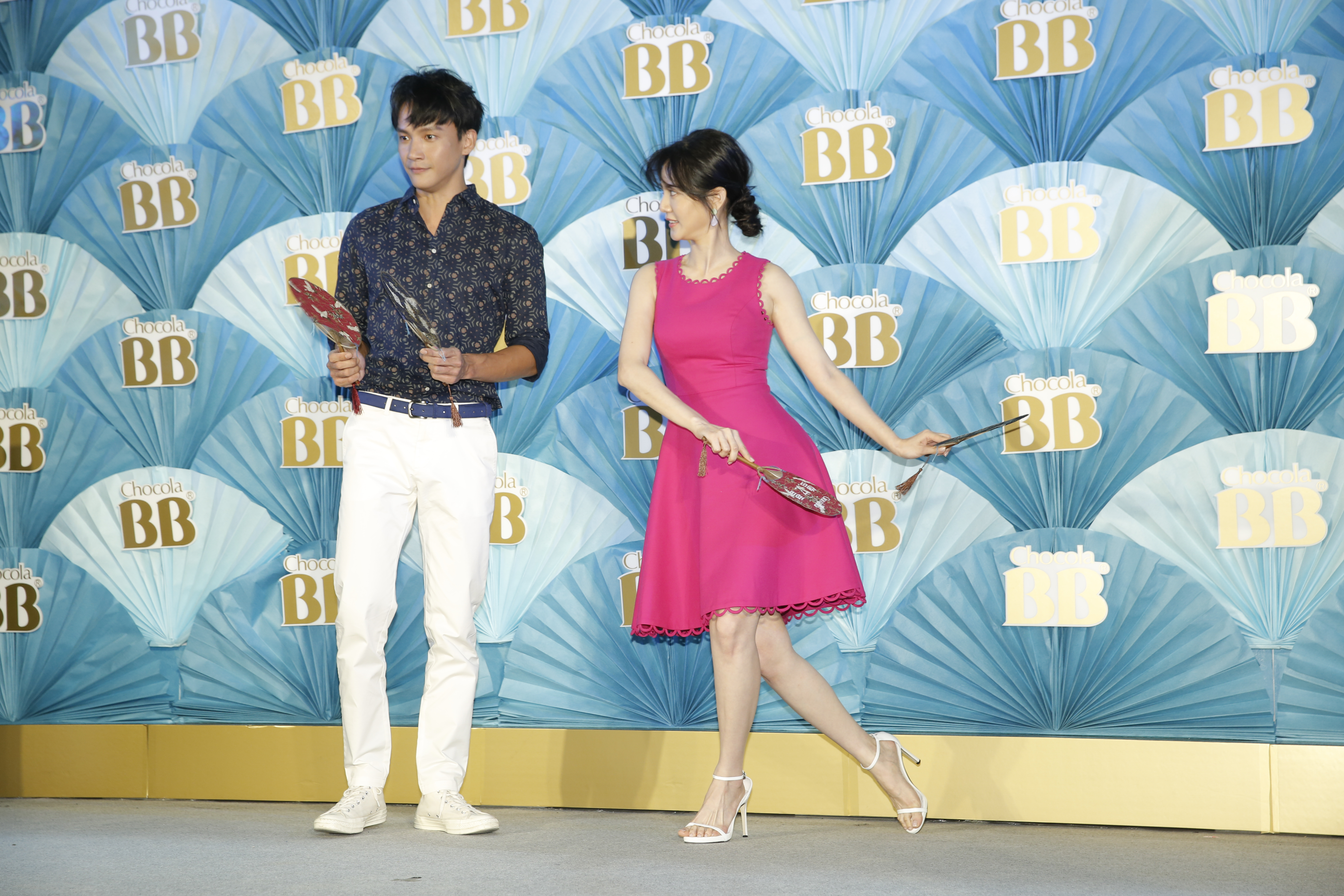 曾之喬與曹晏豪雖以「螢幕情侶」形象現身,默契卻不佳。