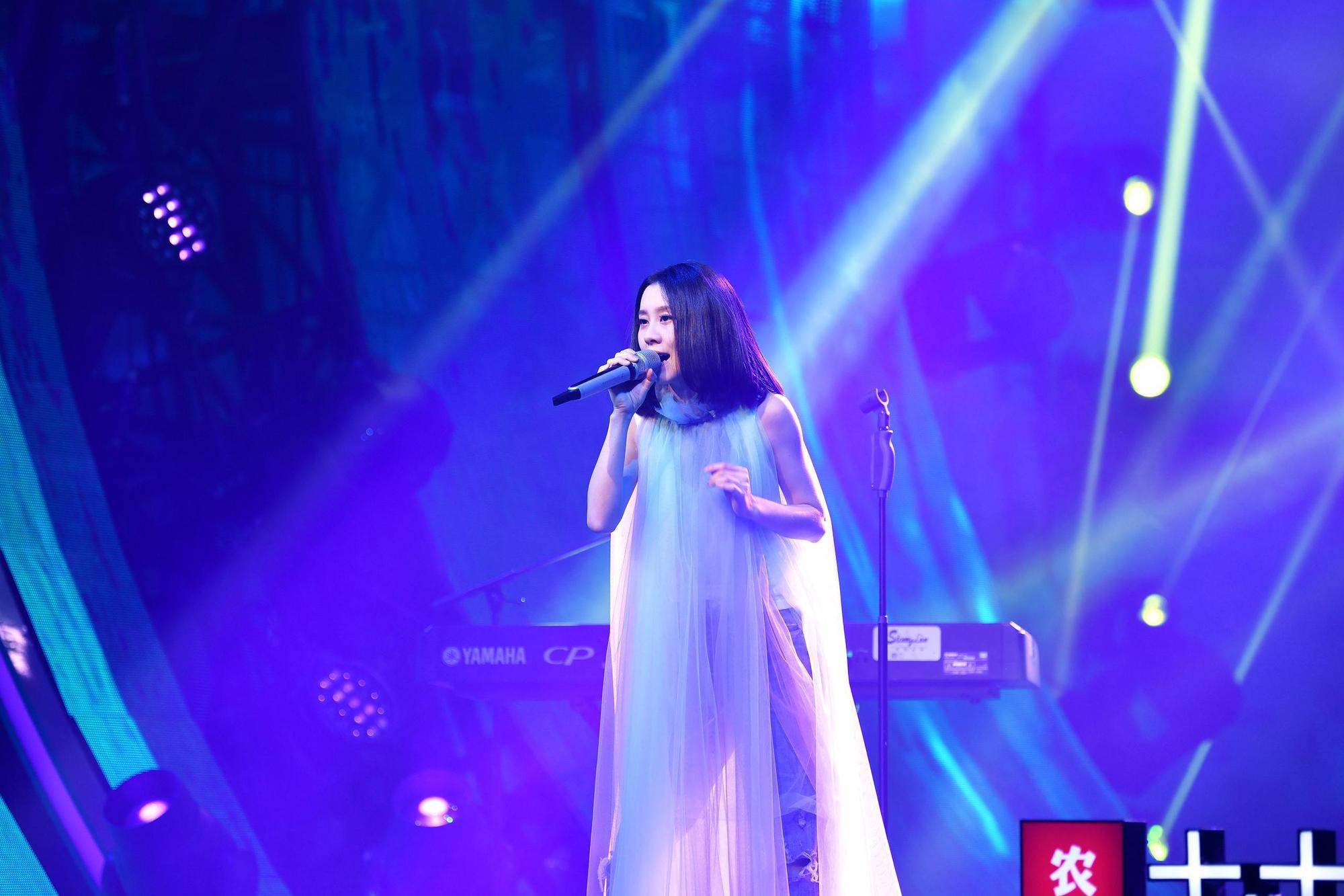 白安在《我是唱作人》第十期演唱全新創作曲〈不安於世〉可惜最終落敗。（相信音樂提供）