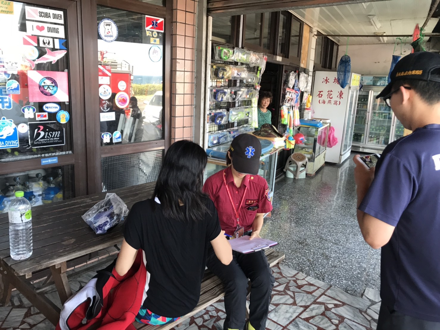 潛水客無視告示牌下海發生意外,警消依法製單告發。(翻攝畫面)