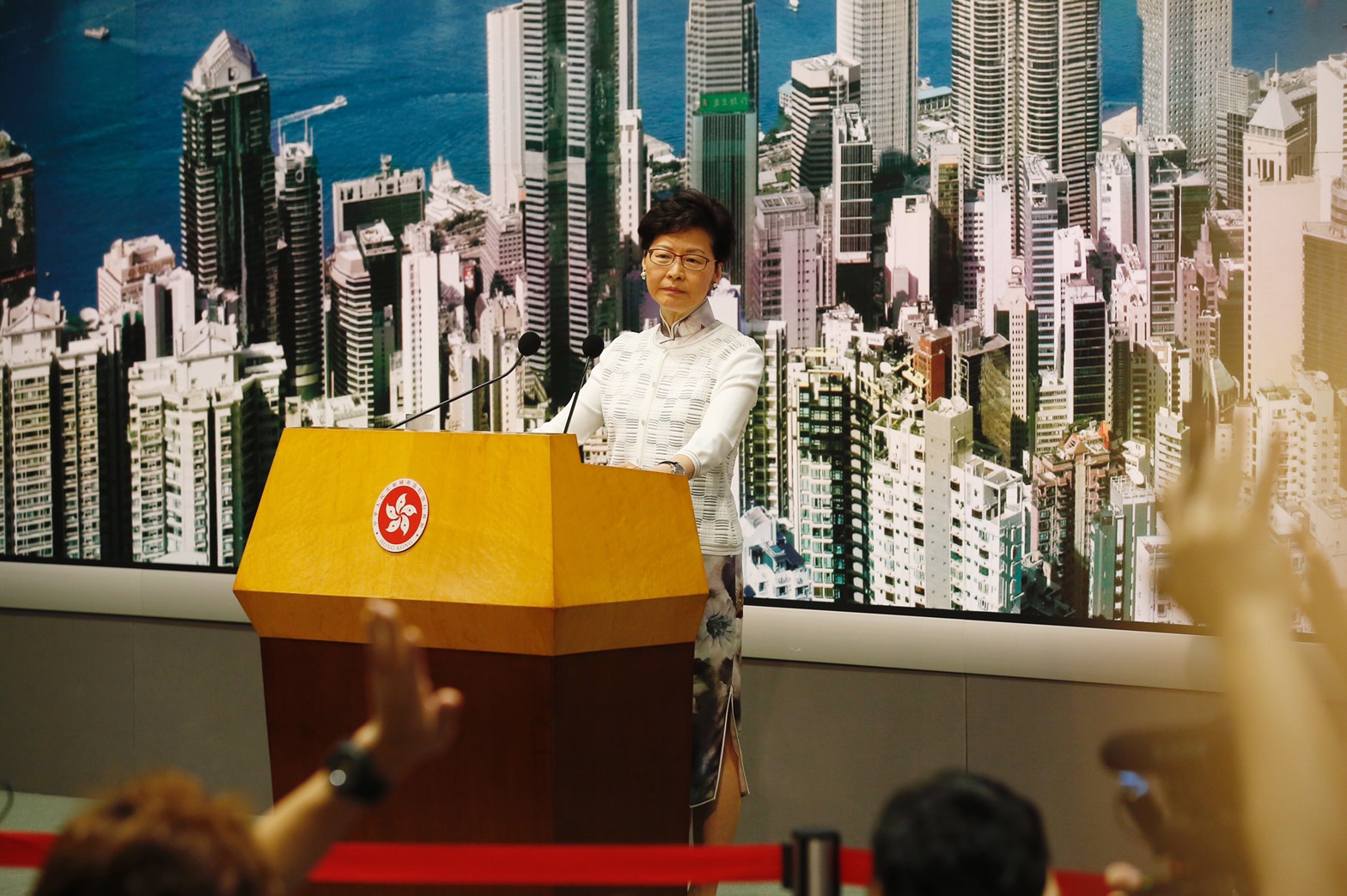 特首林鄭月娥宣布暫緩修訂,承認溝通不足。