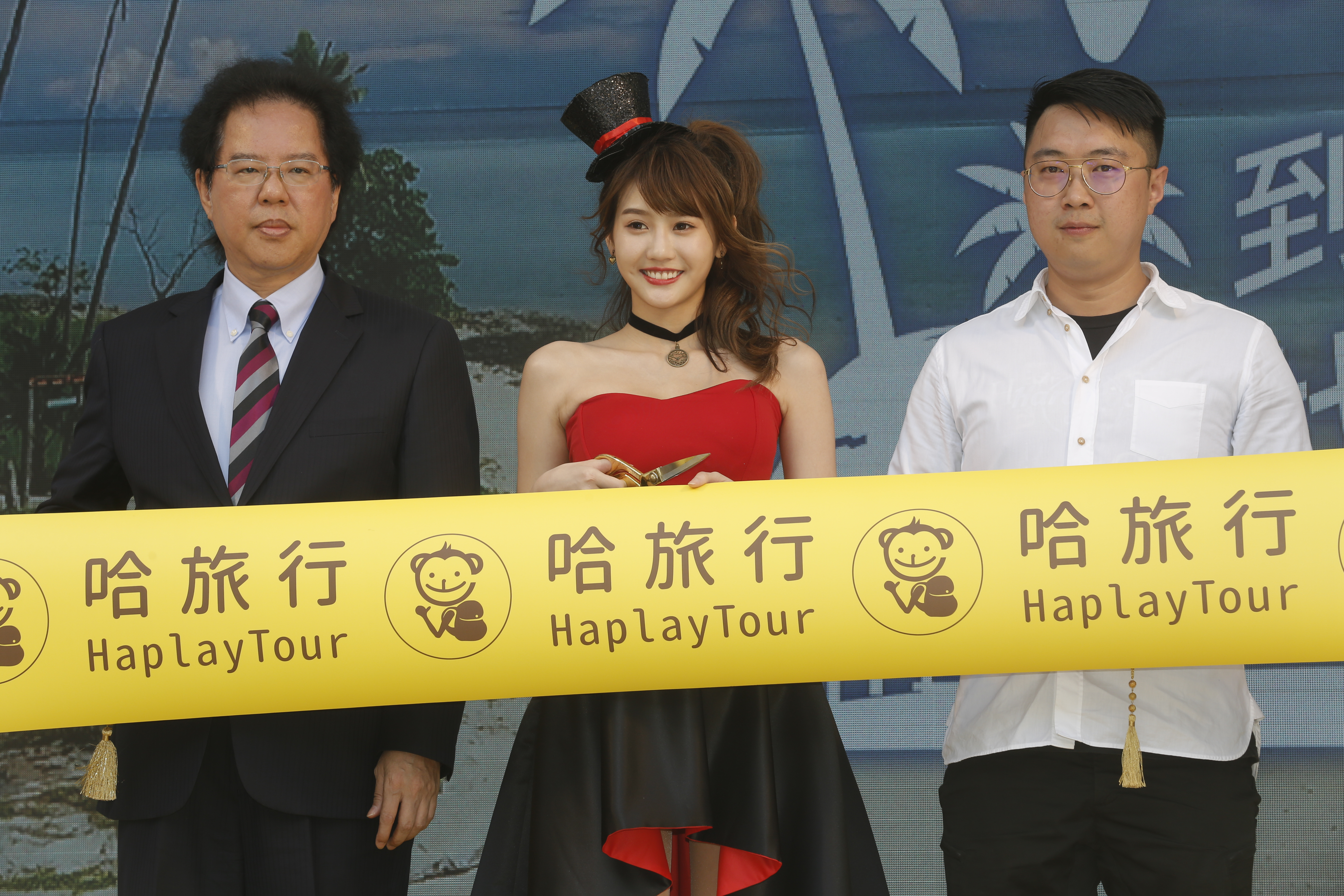 為旅遊廠商擔任品牌大使，四葉草與廠商一起剪綵。