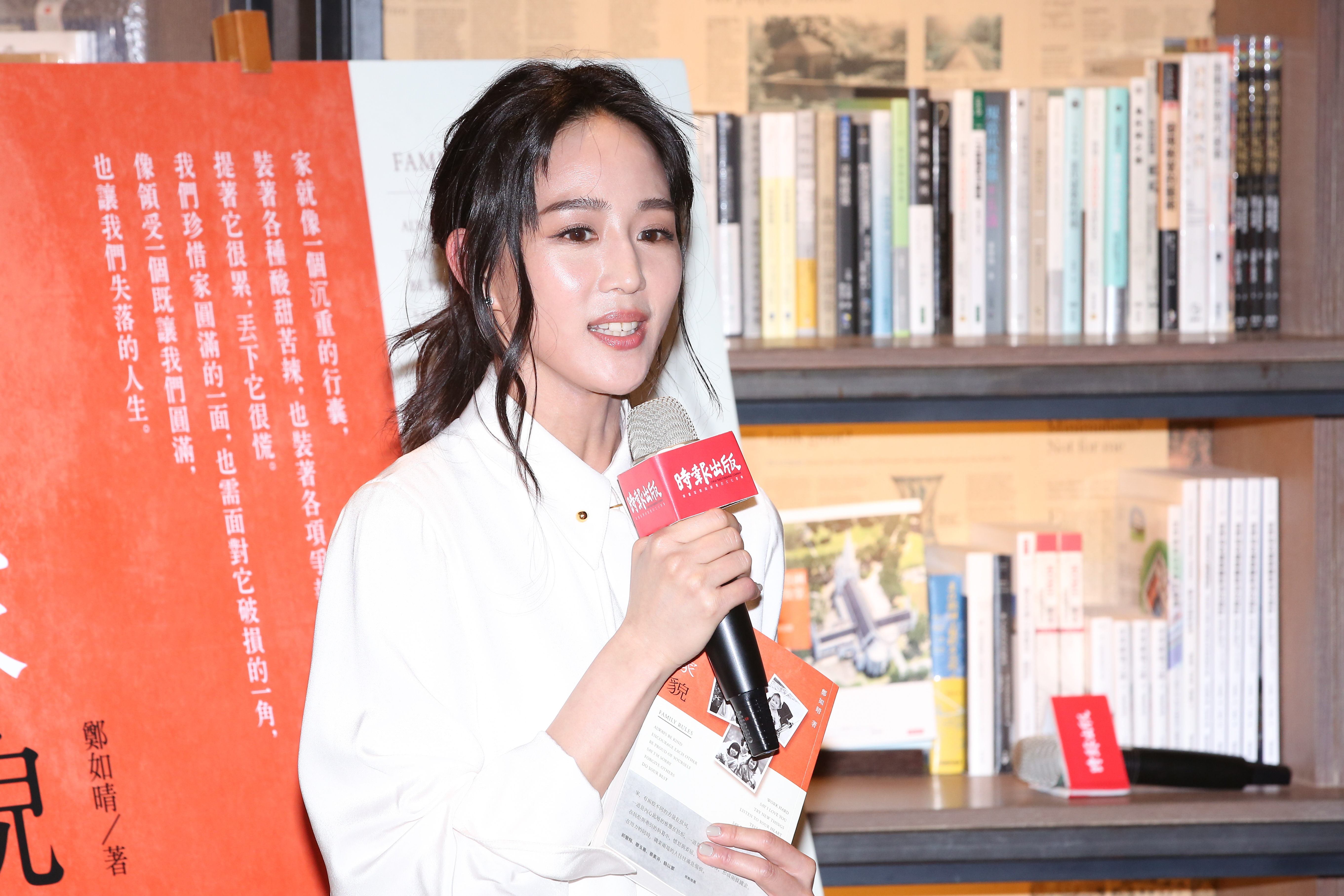 除了為媽媽站台,張鈞甯也貢獻出自己的文章,收錄在書內。