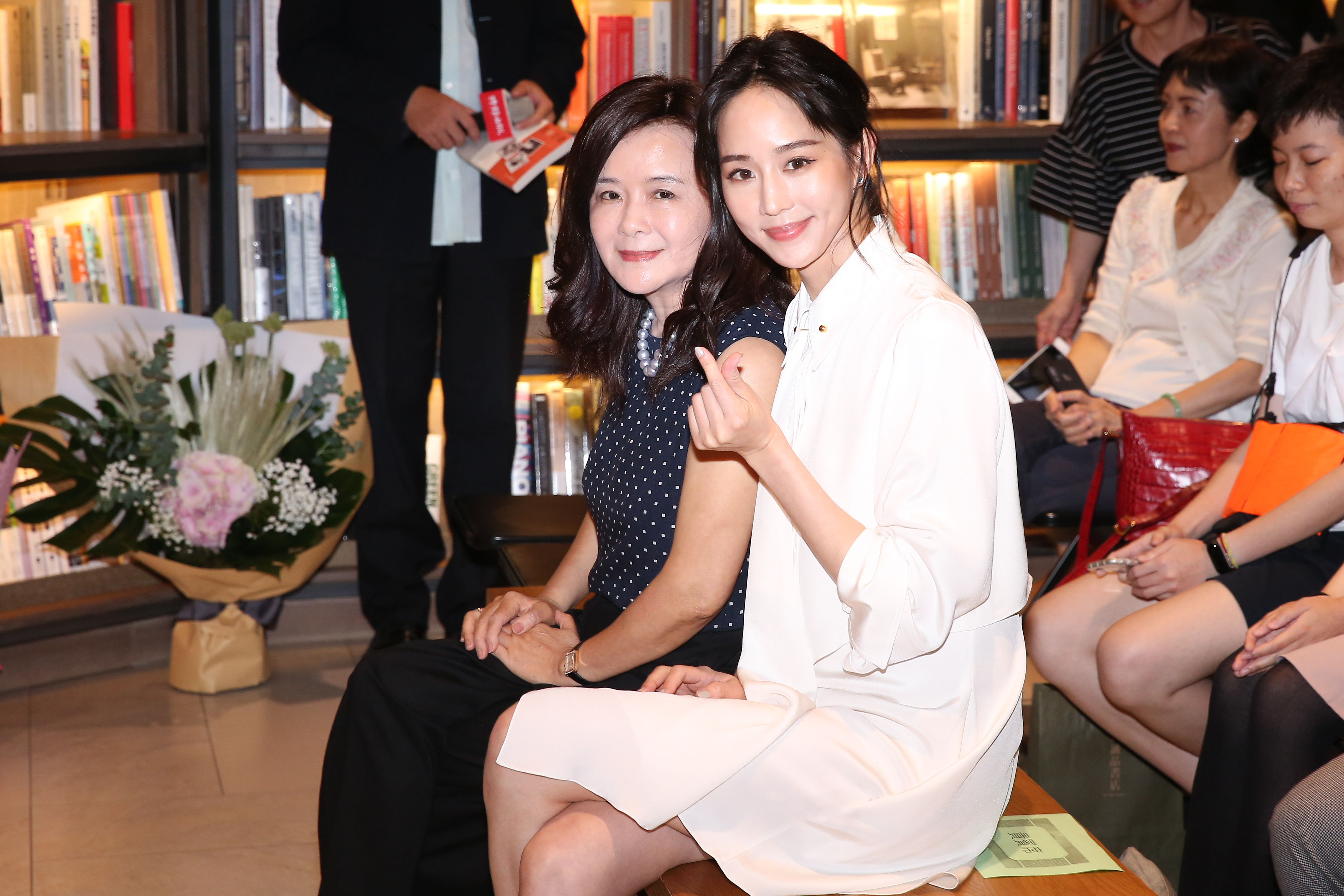 張鈞甯特別回台力挺媽媽鄭如晴的新書《鑿刻家貌》，母女倆感情深厚，關係更是親密。