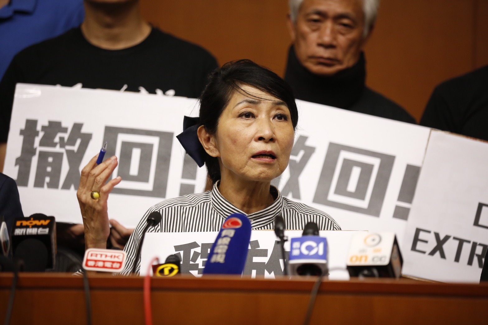 泛民派議員召集人毛孟靜表示，政府仍持續檢控示威者，呼籲儘速釋放。