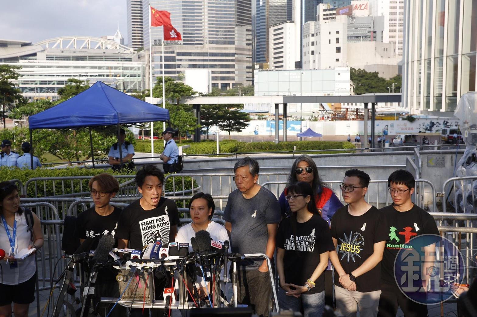 民陣呼籲港人明天繼續上街遊行，表示「不接受暫緩，堅持撤回」。