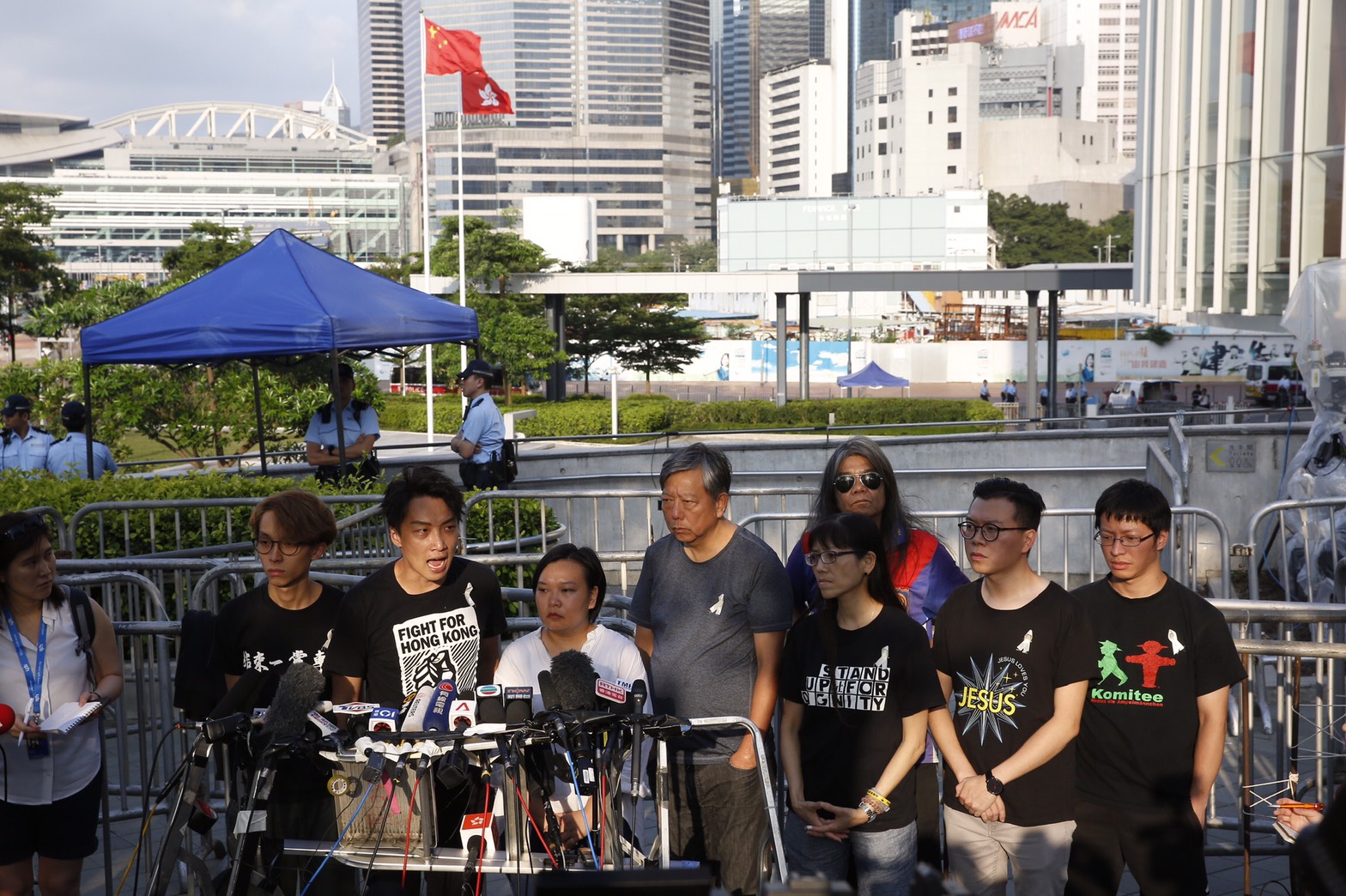 民陣呼籲港人明天繼續上街遊行，表示「不接受暫緩，堅持撤回」。