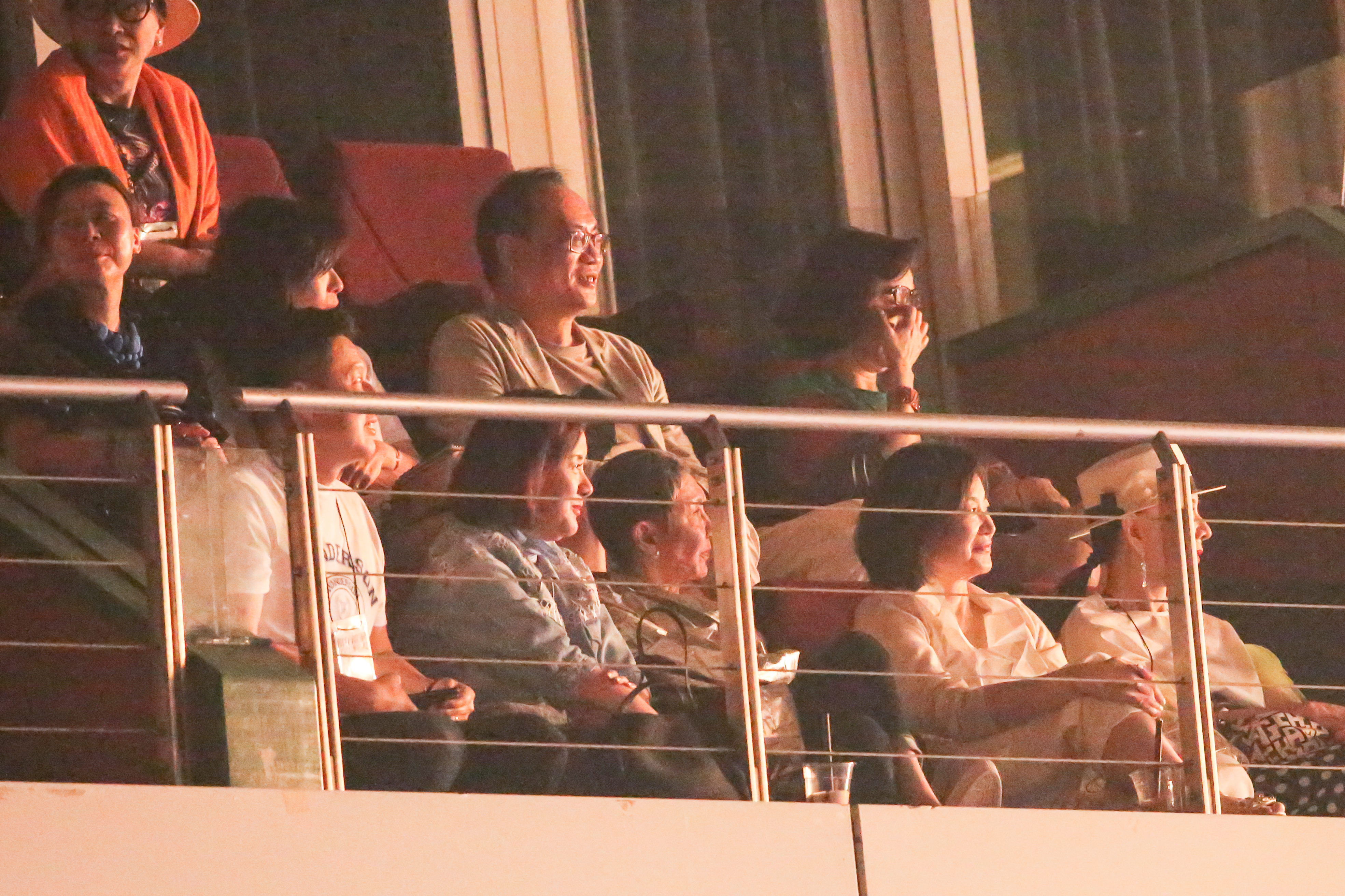 林青霞身穿白色上衣，與徐楓、施南生等好友，還有資深女星夏台鳳、方芳芳坐在包廂欣賞羅大佑的演唱會。