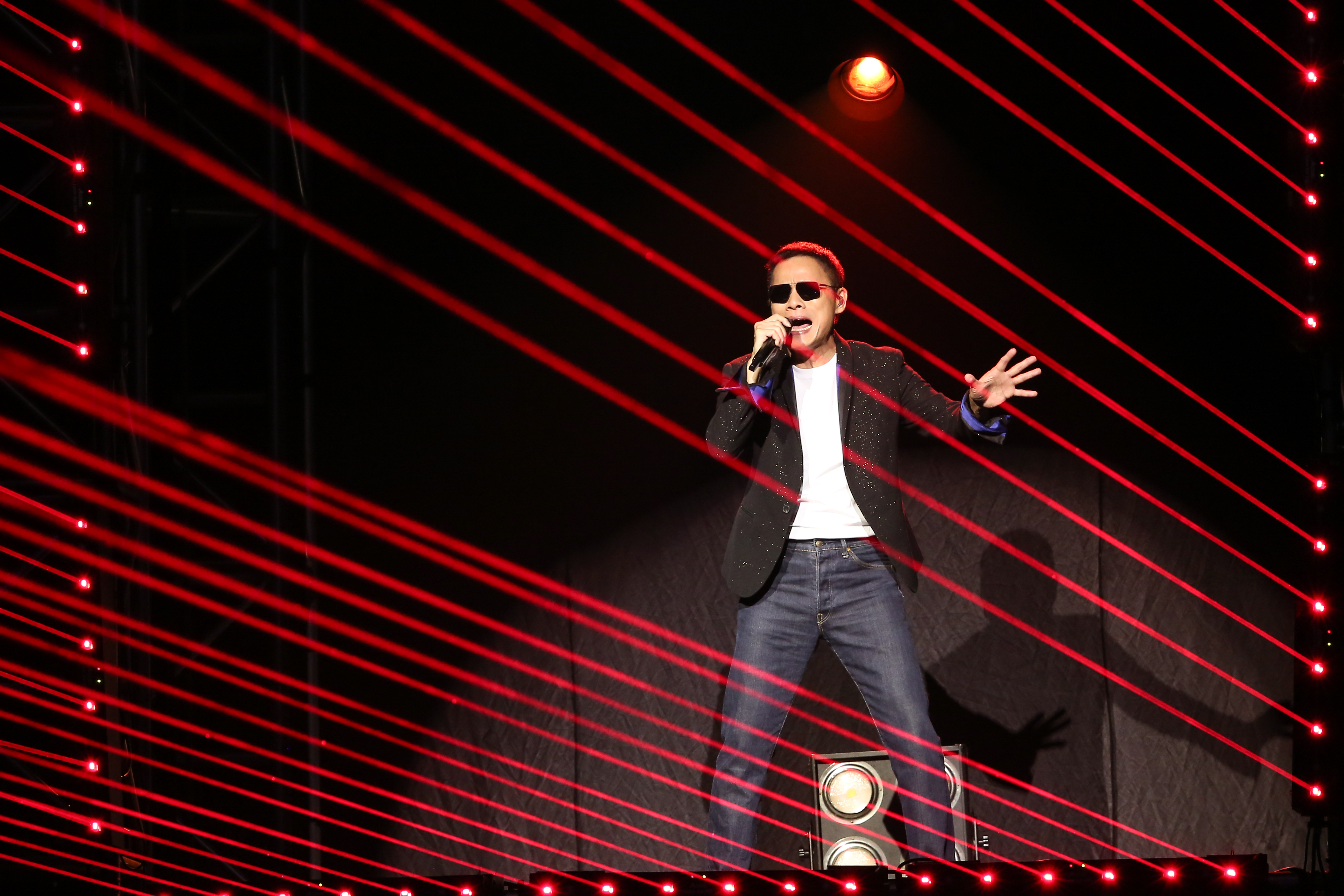 羅大佑站在5層樓高台，以〈鹿港小鎮〉揭開演唱會序幕。