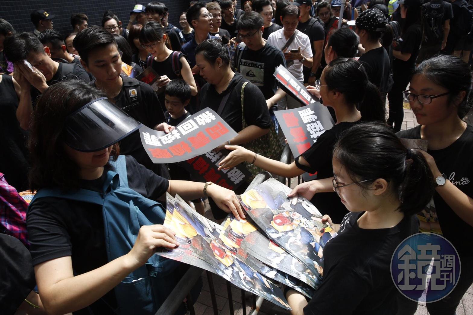 香港特首林鄭月娥昨（15日）宣布暫緩修訂《逃犯條例》修訂，但港人今（16日）身穿黑衣、戴上白絲帶繼續上街遊行怒吼要求，林鄭月娥下台。