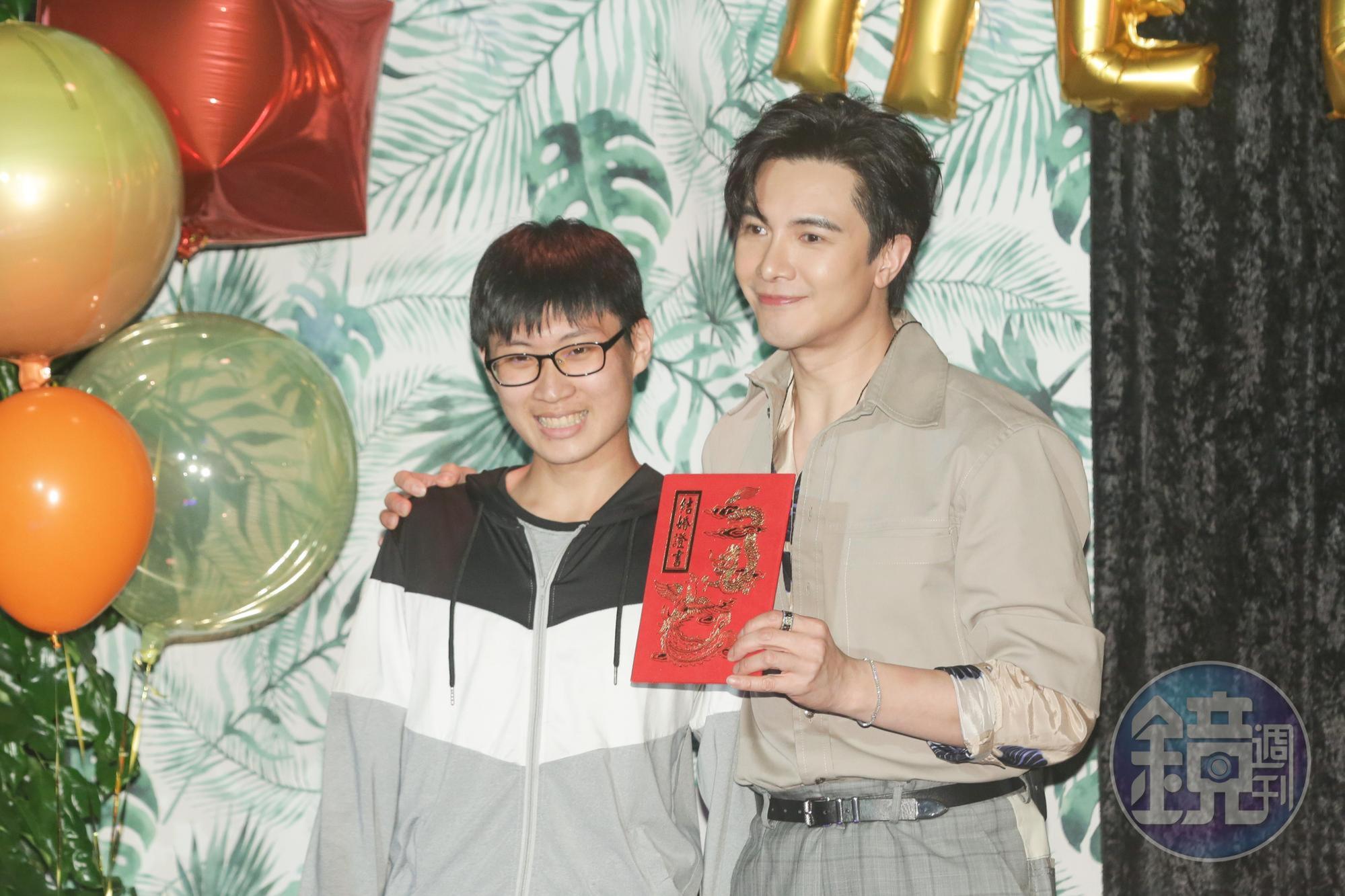有男粉絲精心準備了結婚證書送給謝佳見。