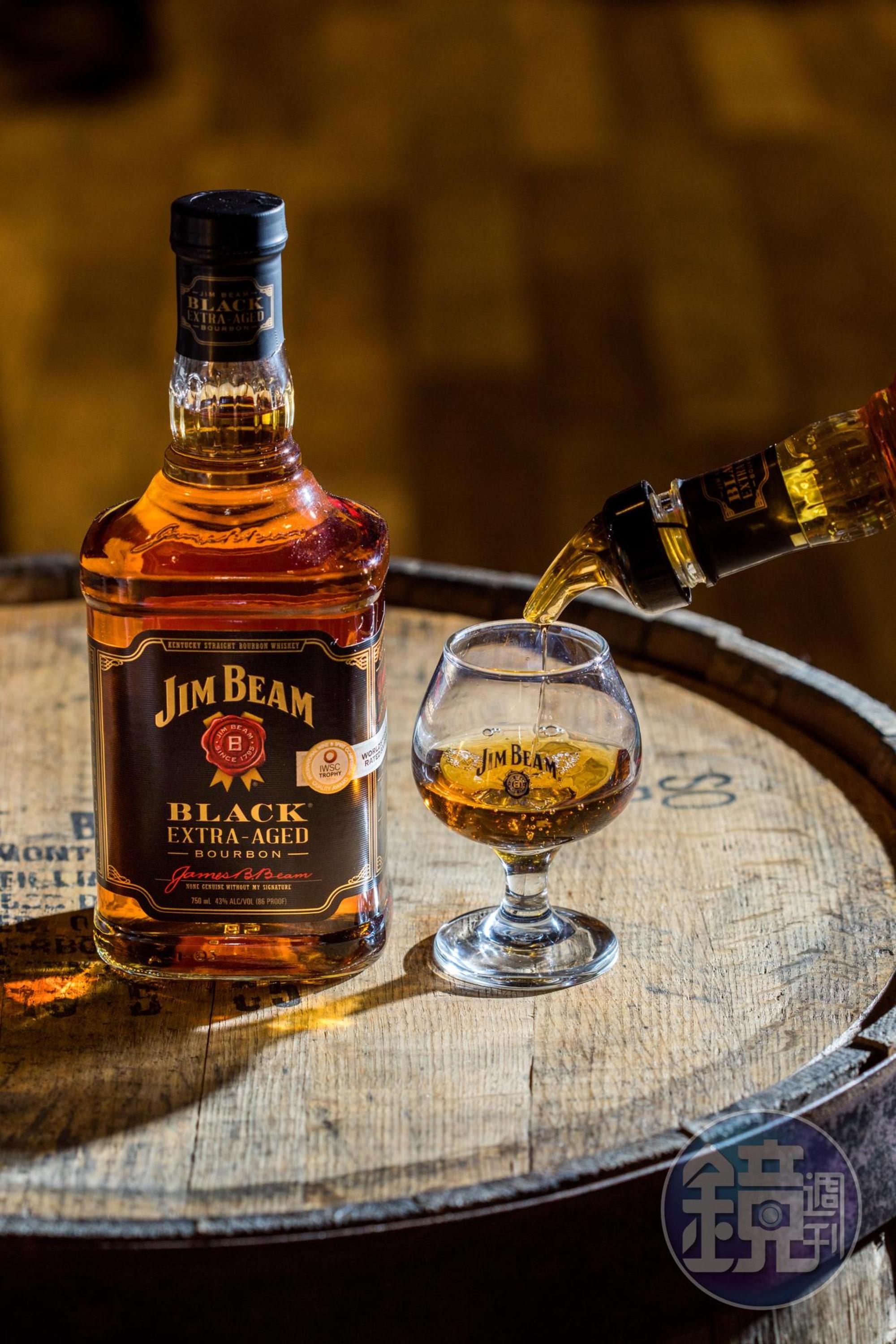 「Jim Beam Black Extra Aged」厚實的焦糖與桶味,獲獎頻頻。(650元/瓶)