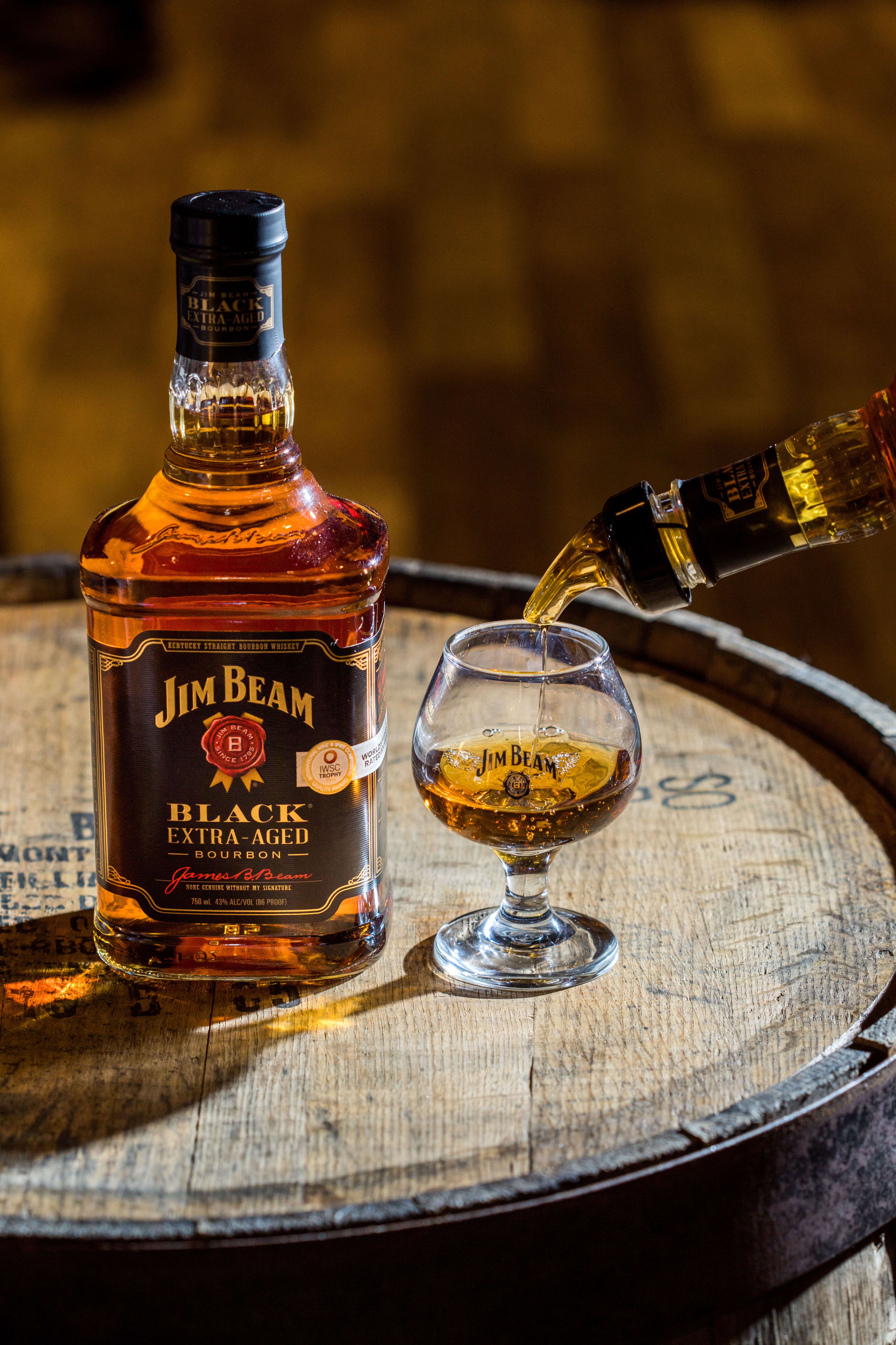 「Jim Beam Black Extra Aged」厚實的焦糖與桶味，獲獎頻頻。（650元／瓶）