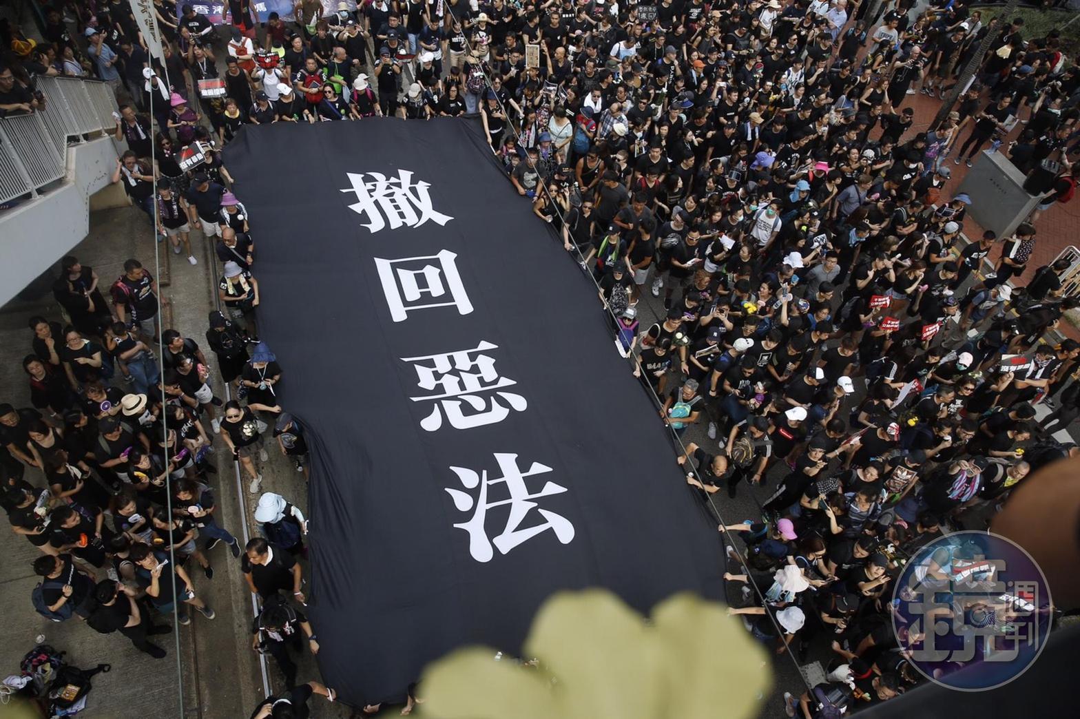 616香港反送中大遊行，大數據預測最多高達144萬人參與。港府修訂《逃犯條例》，讓原本已因貿易戰緊張的中美雙邊關係更形複雜。（楊子磊攝）