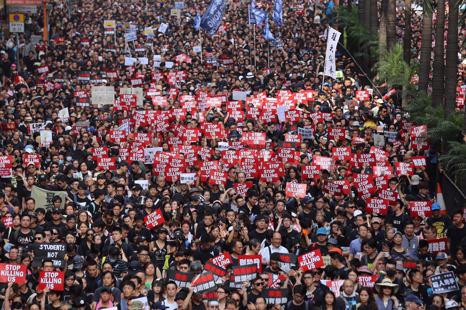 今（16日）港人身穿黑衣、戴上白絲帶繼續上街遊行怒吼，提出反送中4項訴求。