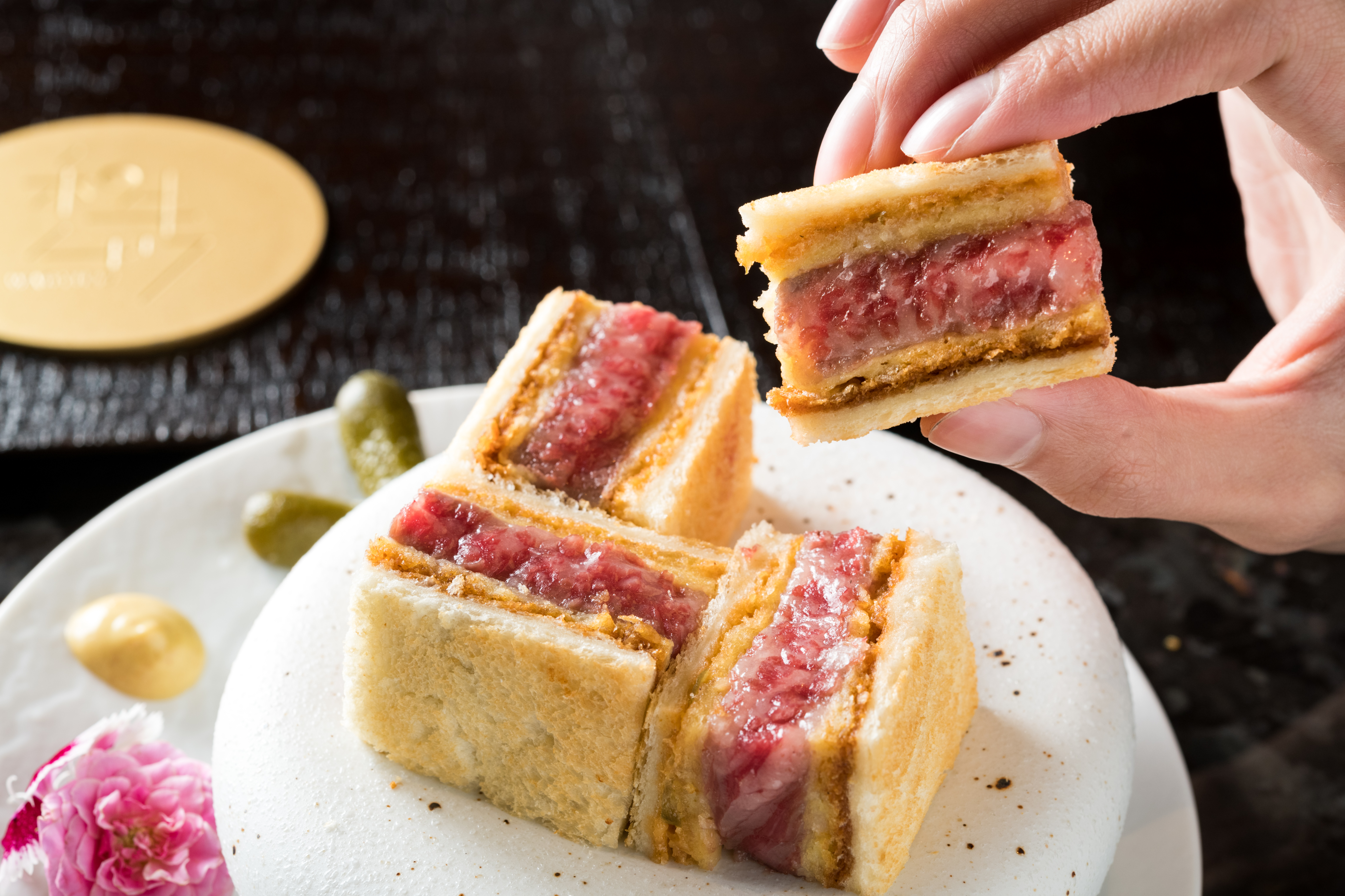 燒肉店流行的「炸和牛三明治」，在「和牛47」吃得到。（套餐加購價980元／份）