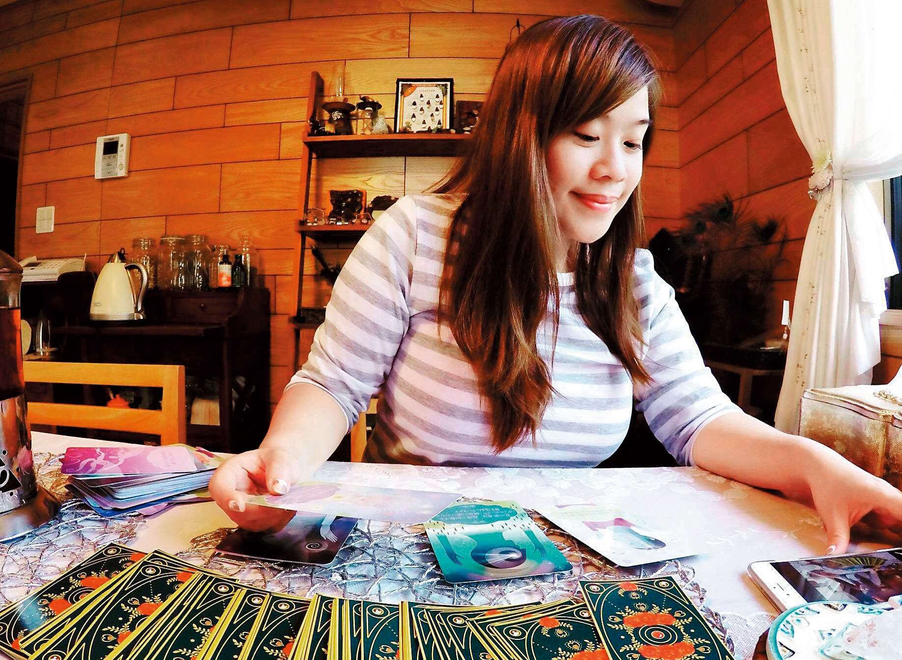 寶靈靠著星座和塔羅牌教學吸納不少學員，遠嫁日本卻爆出家暴風波。（翻攝自寶靈臉書）