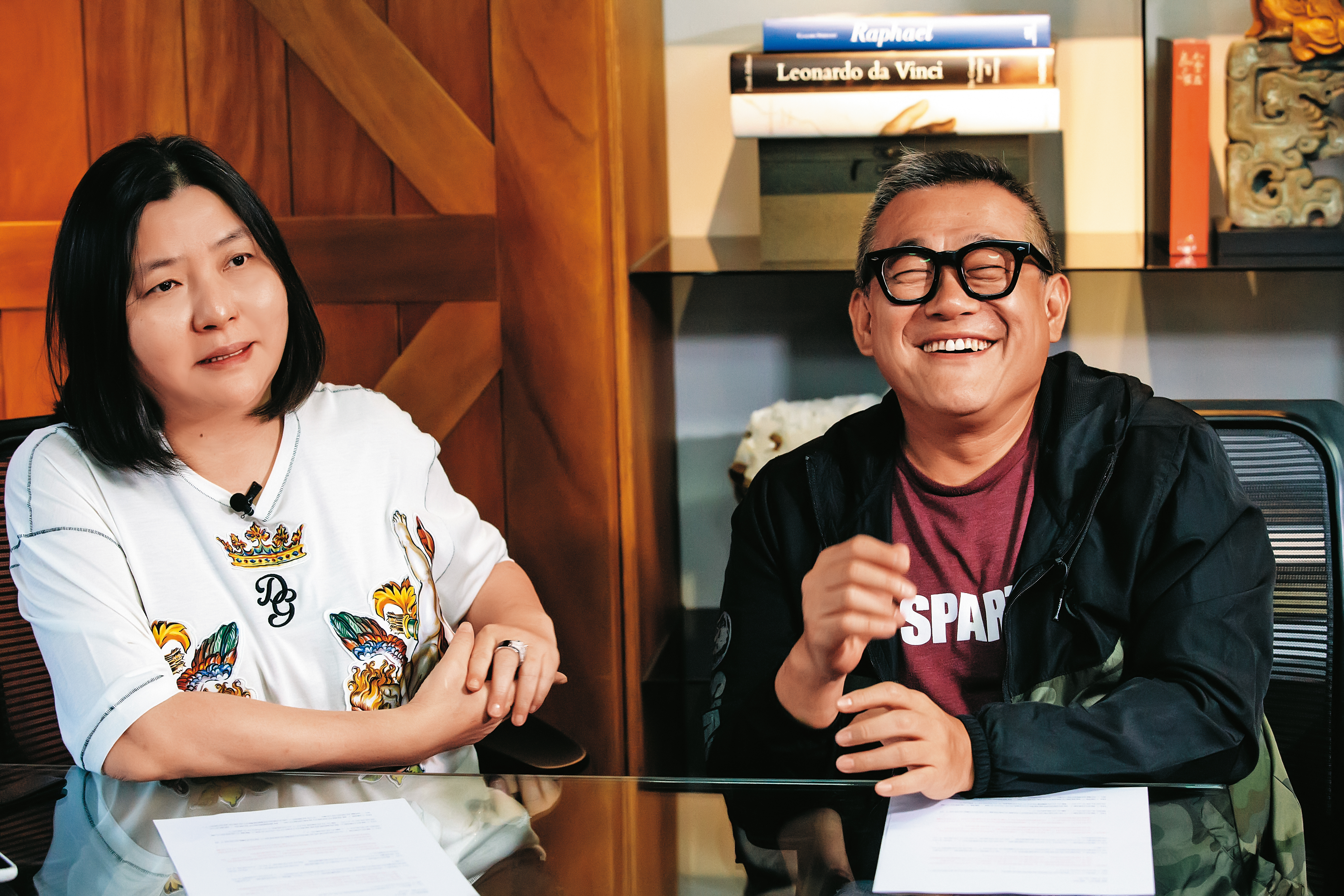 邱瓈寬(左)強調台灣無論幕前幕後的人才都很優秀,並稱讚陳功儒是「很認真的文創工作者」。