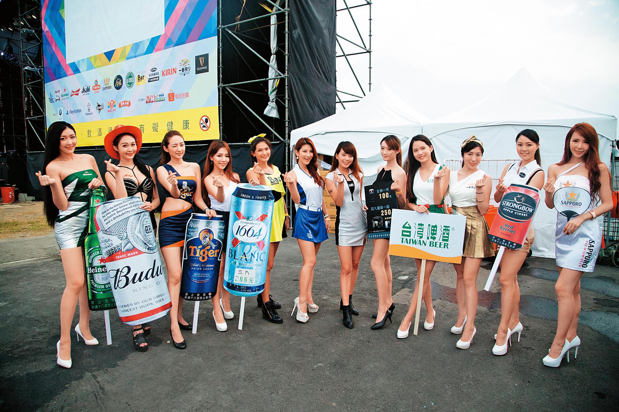 高雄啤酒音樂節場內透過各項活動凝聚人潮及買氣,前年的啤酒女神票選吸引12家廠商參與。(寬寬整合行銷提供)