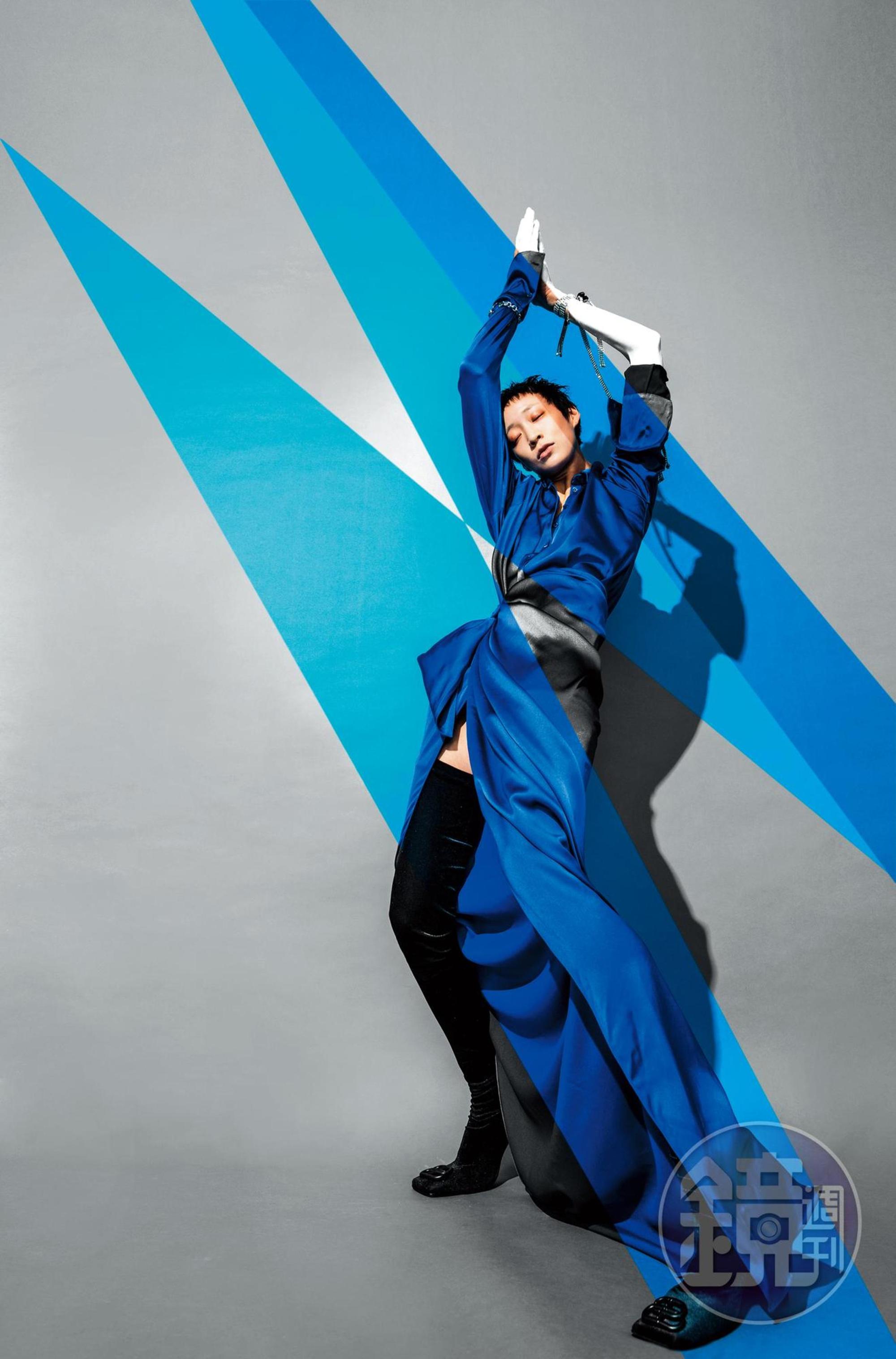 寶藍色絲質襯衫／價格未定／BALENCIAGA；銀色鎖鍊式手環／價格未定／CÉLINE；長流蘇項鍊，做手環用／價格未定／MIUMIU；寶藍色繫帶長裙／價格未定／BALENCIAGA；黑色襪靴／價格未定／BALENCIAGA