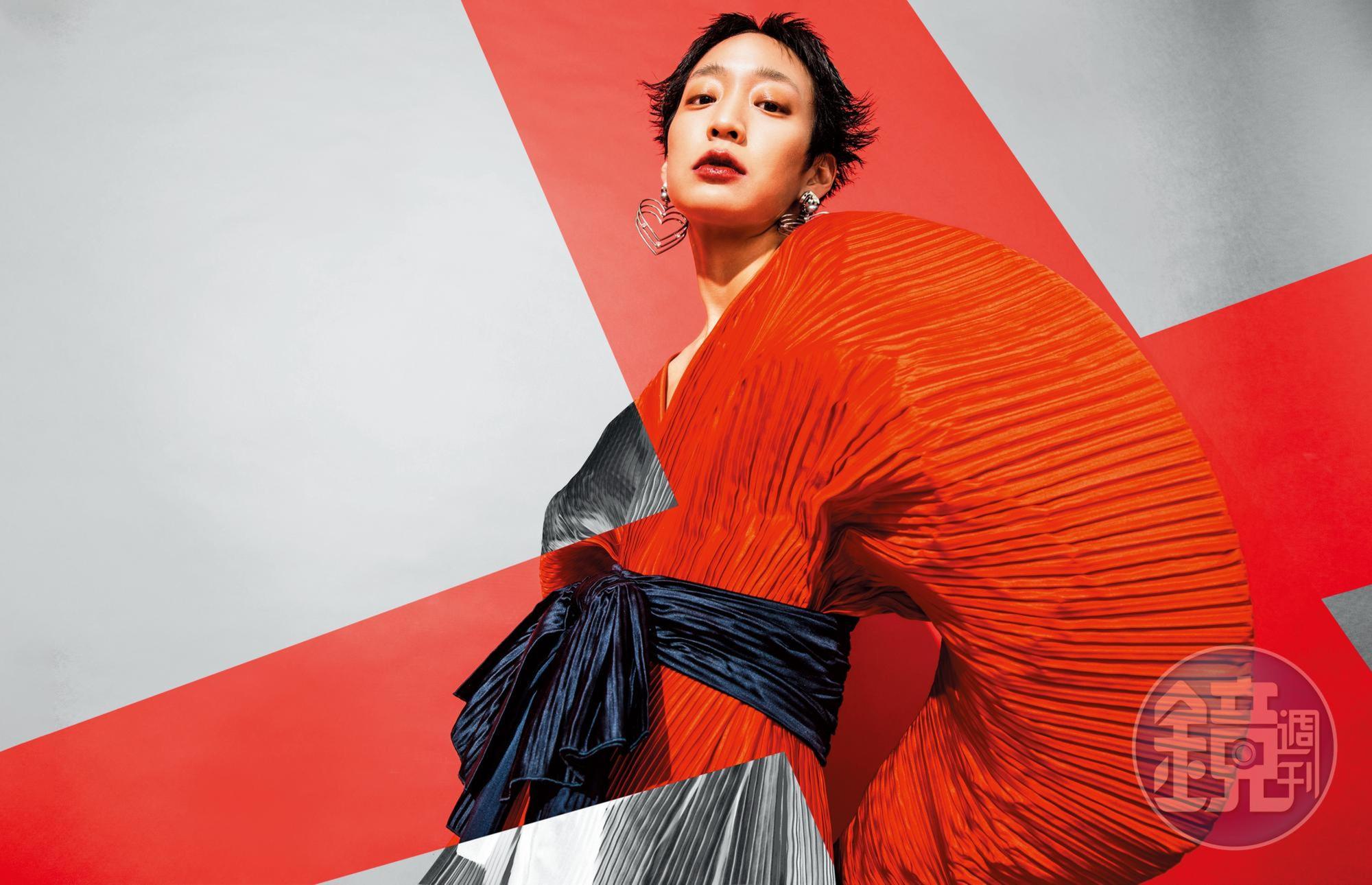 愛心造型耳環／價格未定／BALENCIAGA；紅色抓縐大澎袖綁帶上衣／NT$114,000／by GUCCI