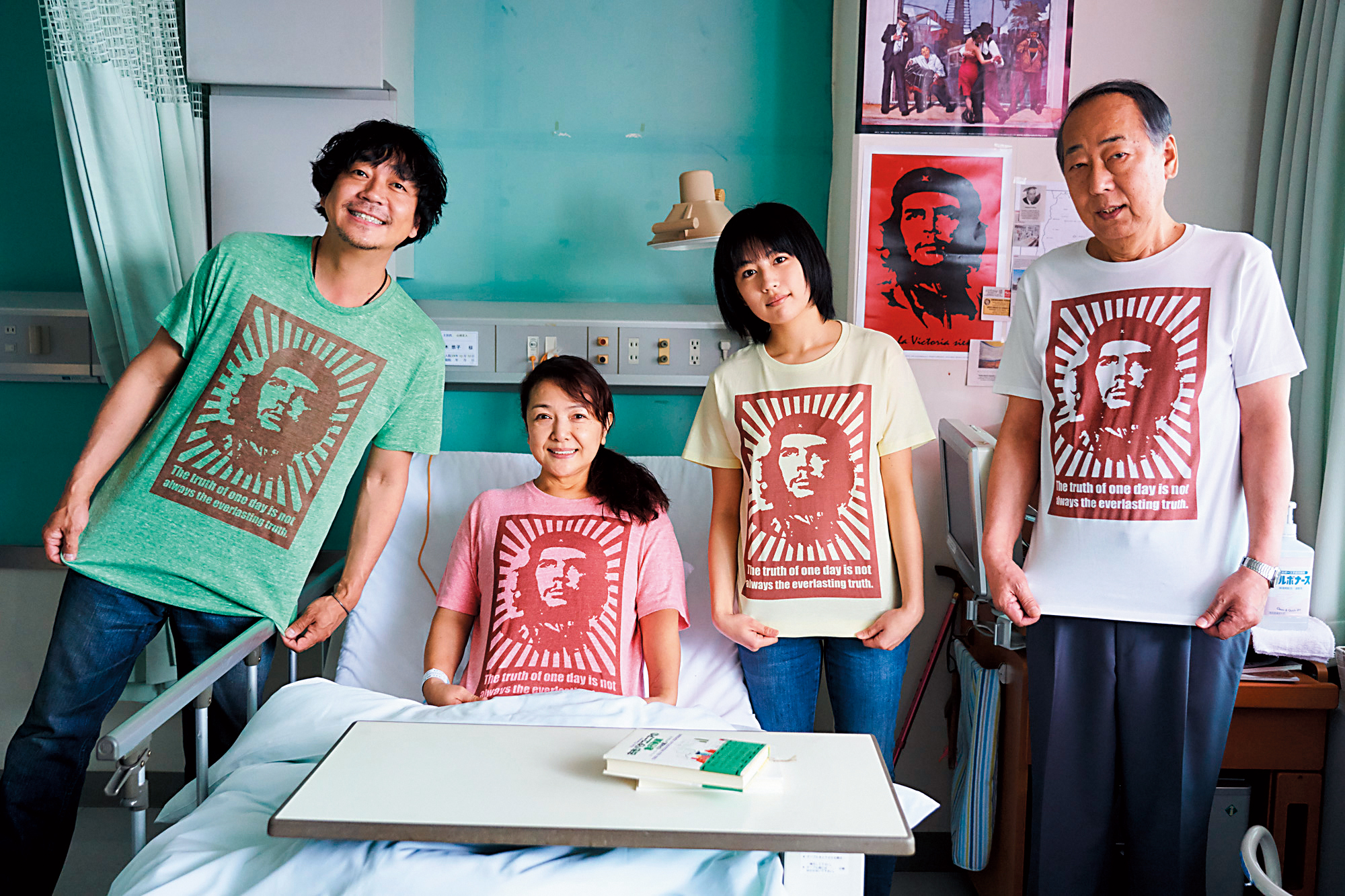 鈴木一家人為了不刺激失憶的媽媽，掩蓋大兒子的自殺身亡，道出了強顏歡笑裝模作樣的背後，是難解的痛苦和深烙的創傷。（翻攝自映画.com）