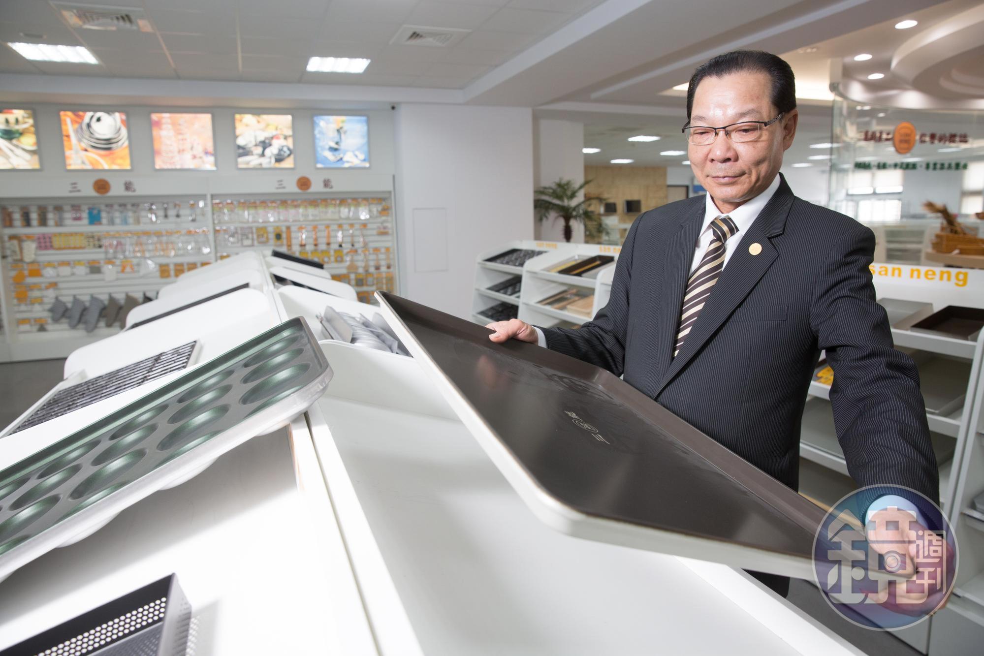張瑞榮展示自家烤盤時,一邊說明當年手工製作的辛苦過程。