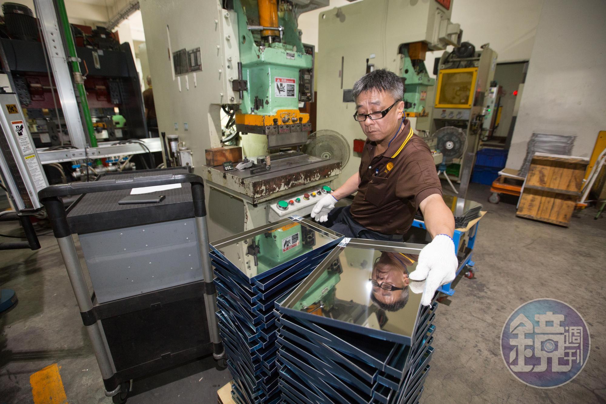 烤盤是三能起家的商品,可依客戶需求製作不同尺寸、材質與大小。