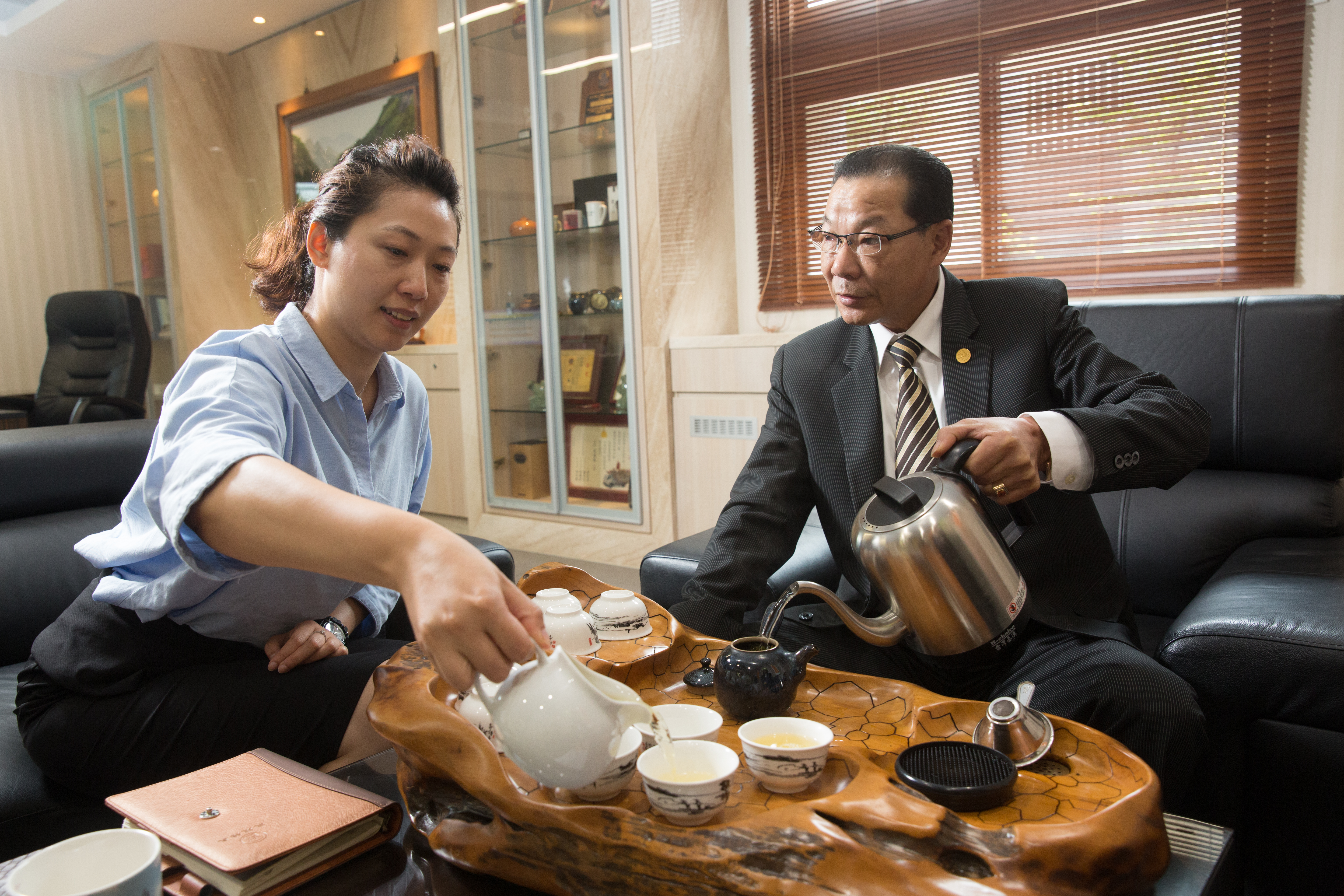 張瑞榮（右）過往忙於工作，常缺席孩子的活動，現在女兒張心怡進入公司，兩人有更多相處時間，感情愈來愈好。